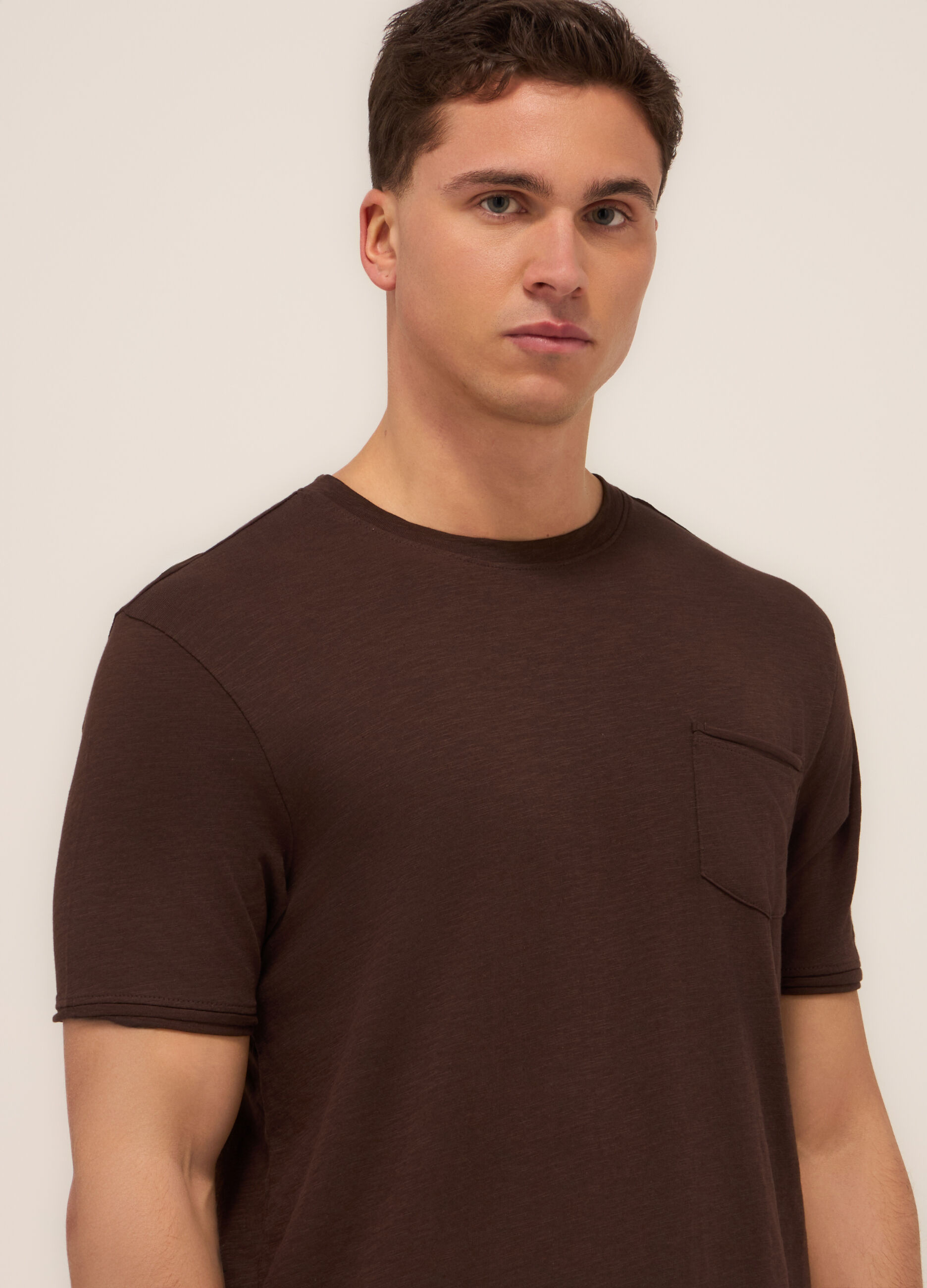 T-shirt girocollo con taschino uomo_2