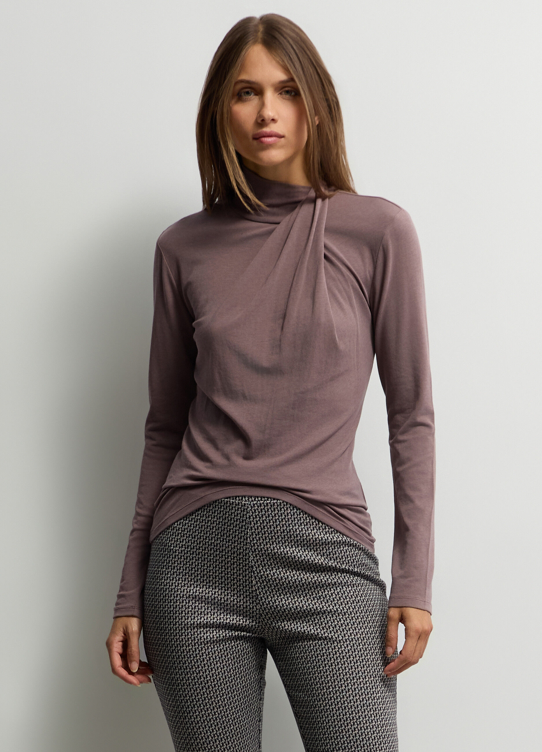 T-shirt con collo alto incrociato Slim Fit donna_0