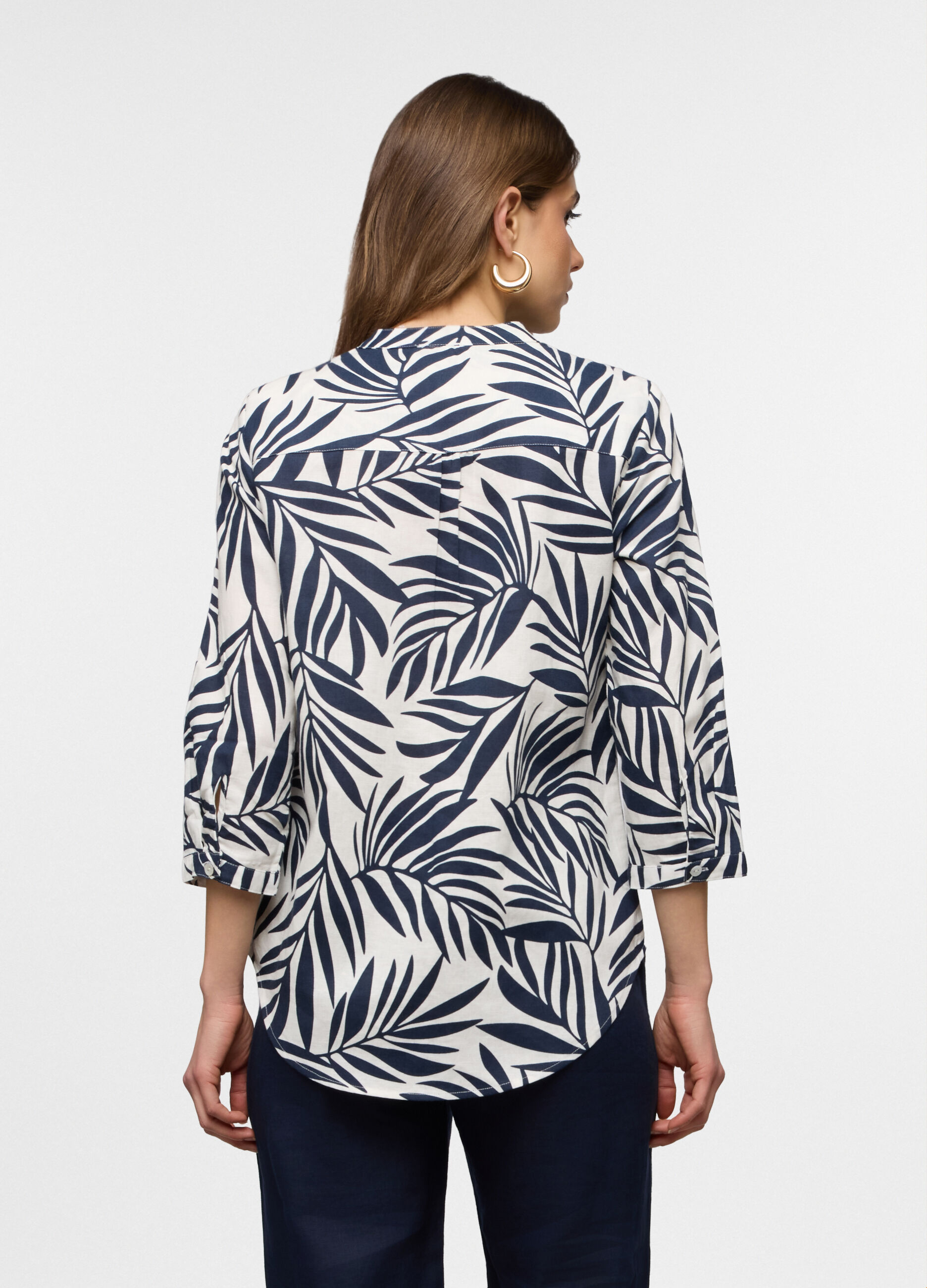 Camicia fit regular con scollo a V in misto lino donna_1
