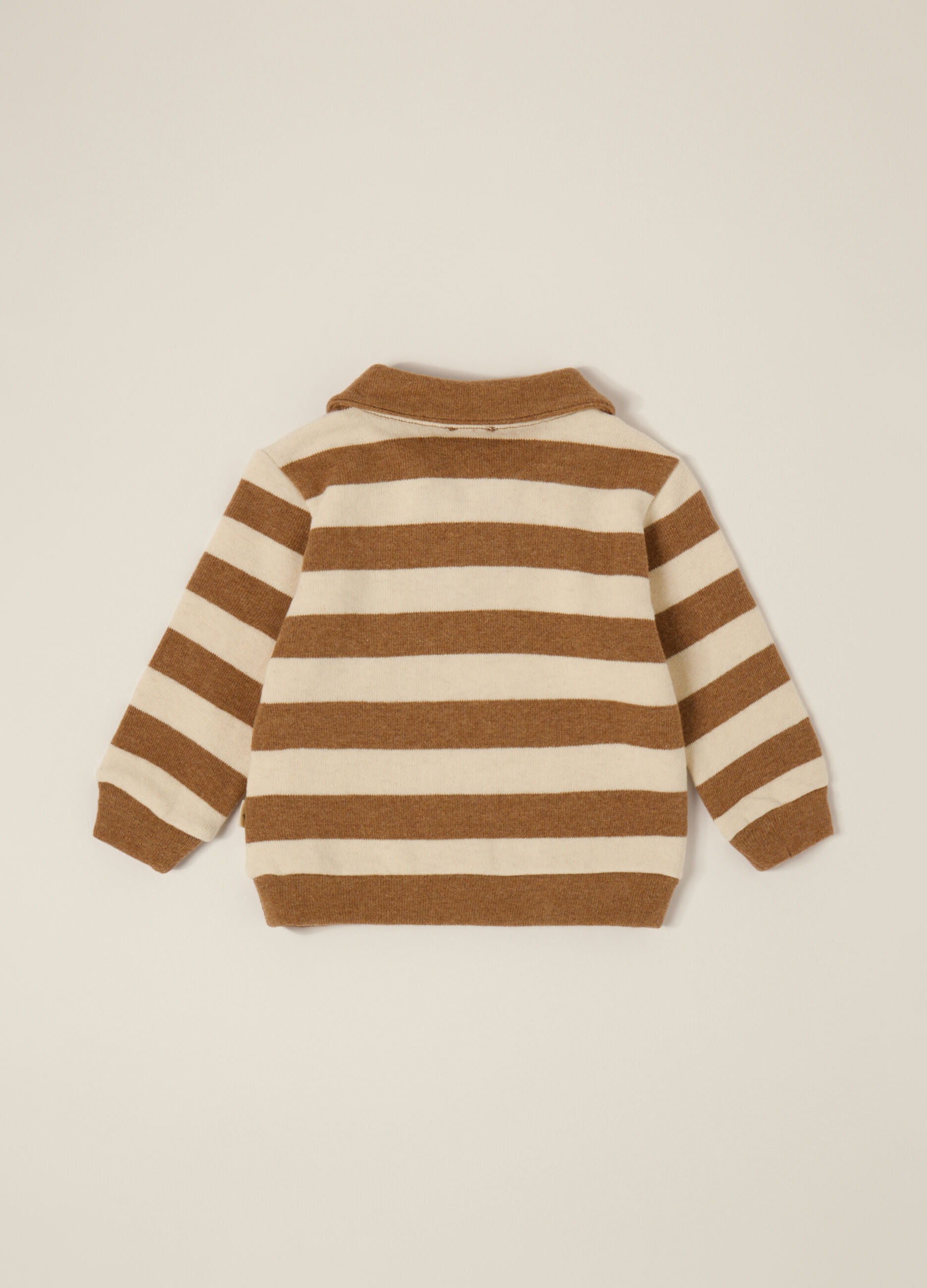 Maglione marrone a righe con collo a polo_1
