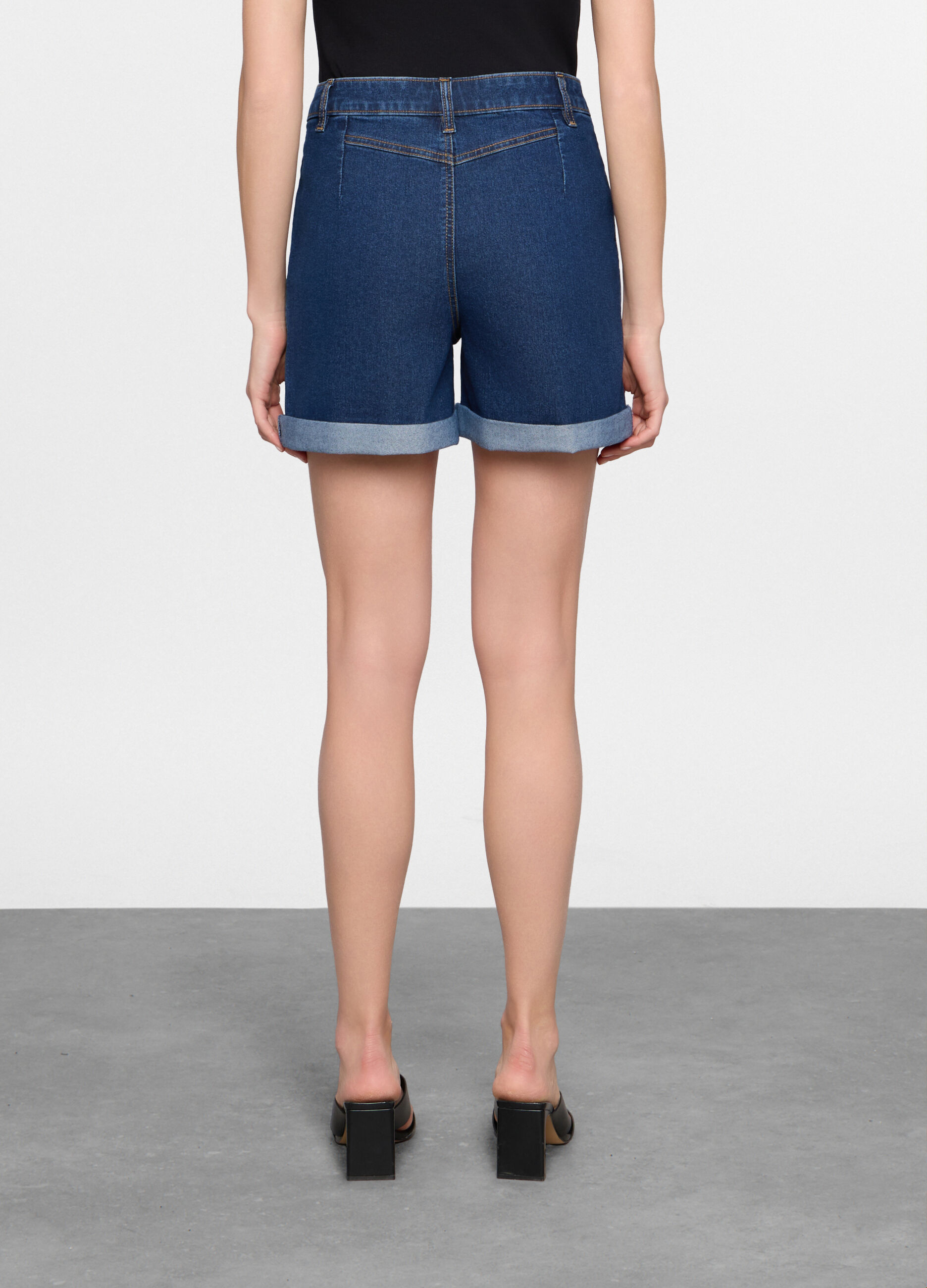 Short fit Straight con fondo risvoltato in cotone stretch donna_1
