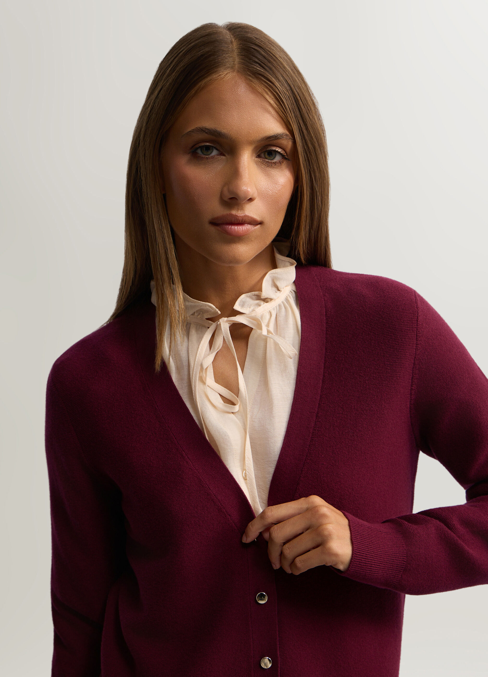 Cardigan con scollo a V in maglia rasata donna_2