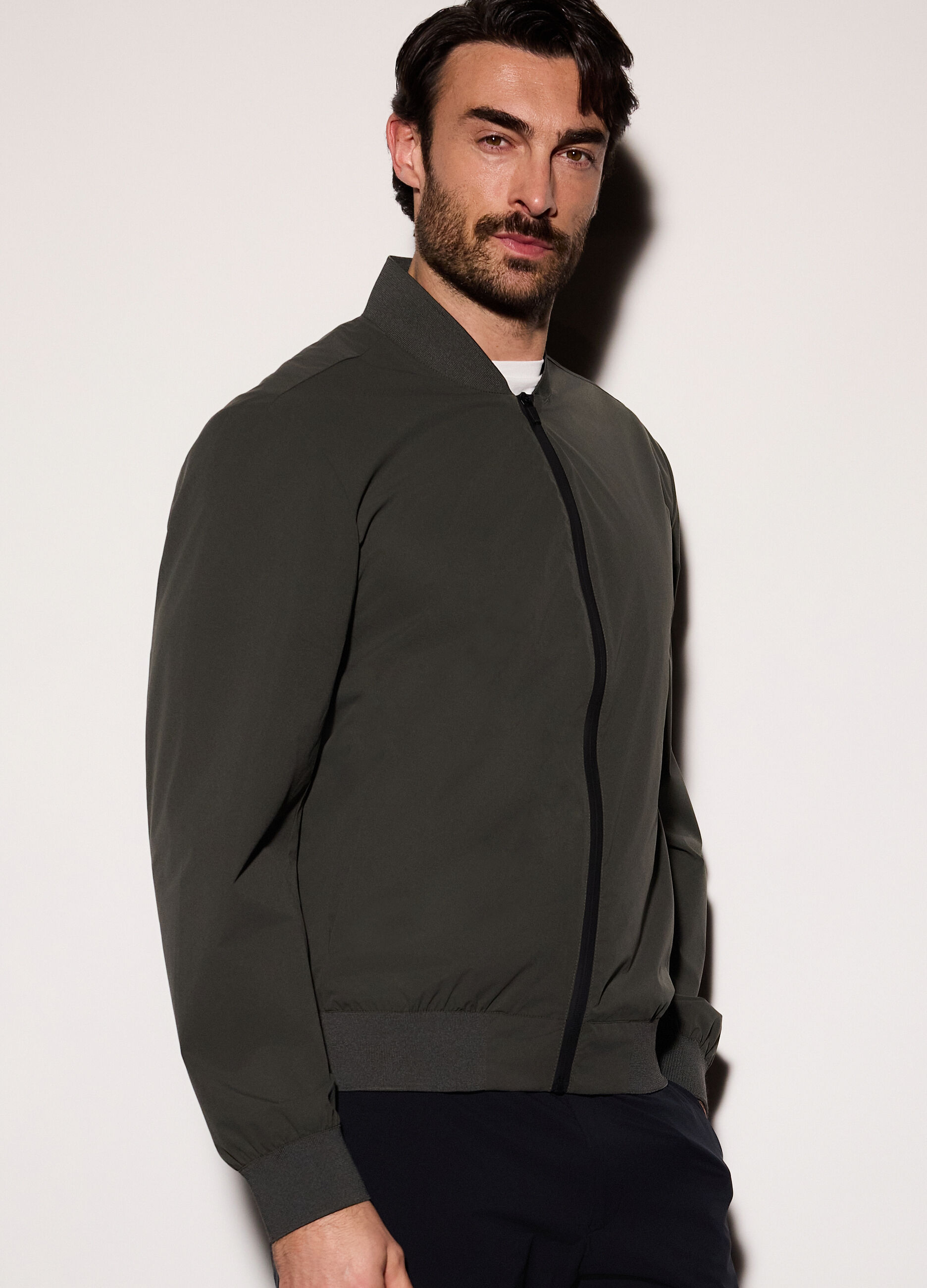 Bomber in tessuto tecnico con zip uomo_2