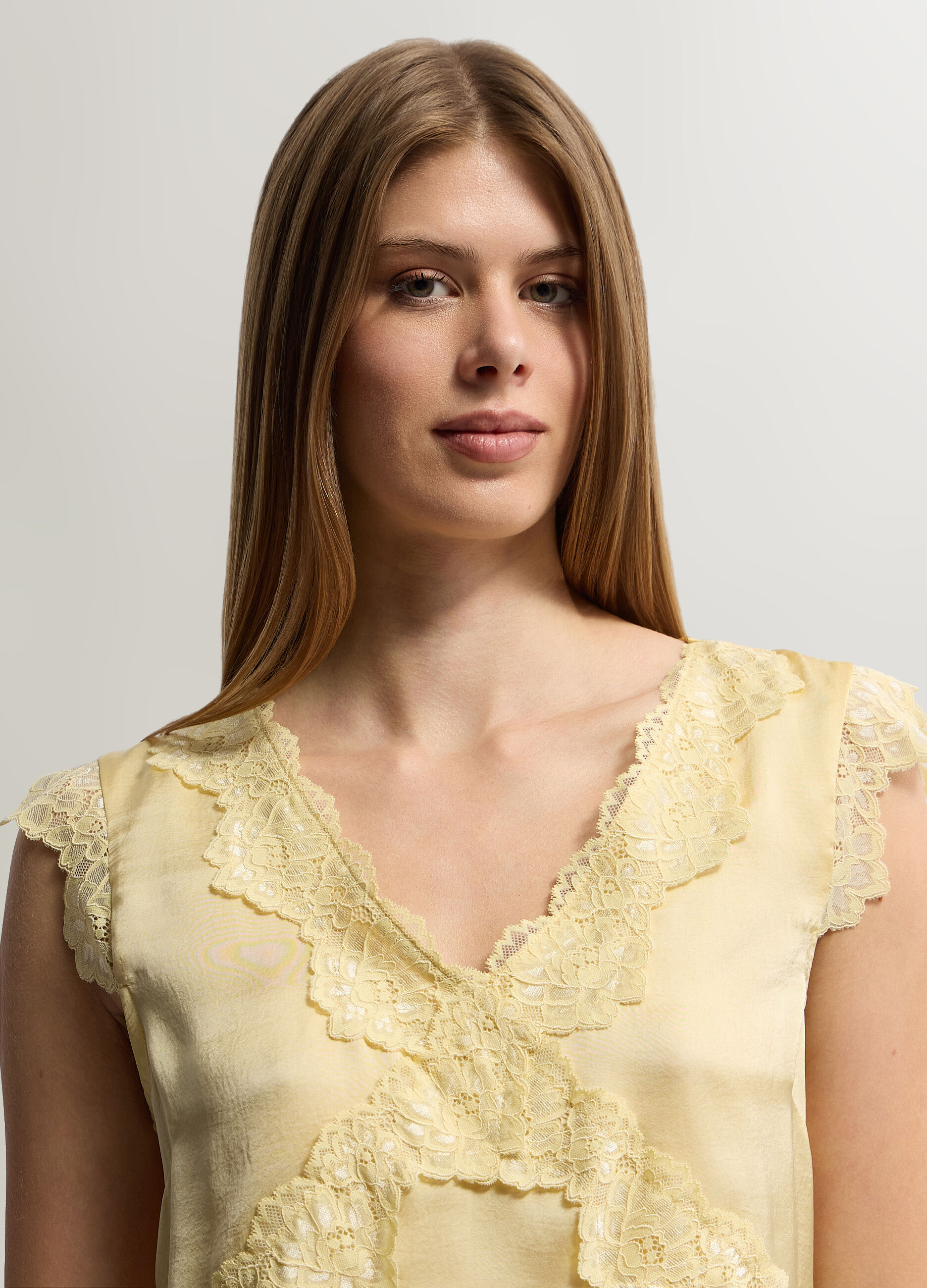 Blusa Fit Regular con scollo a V in raso donna_2
