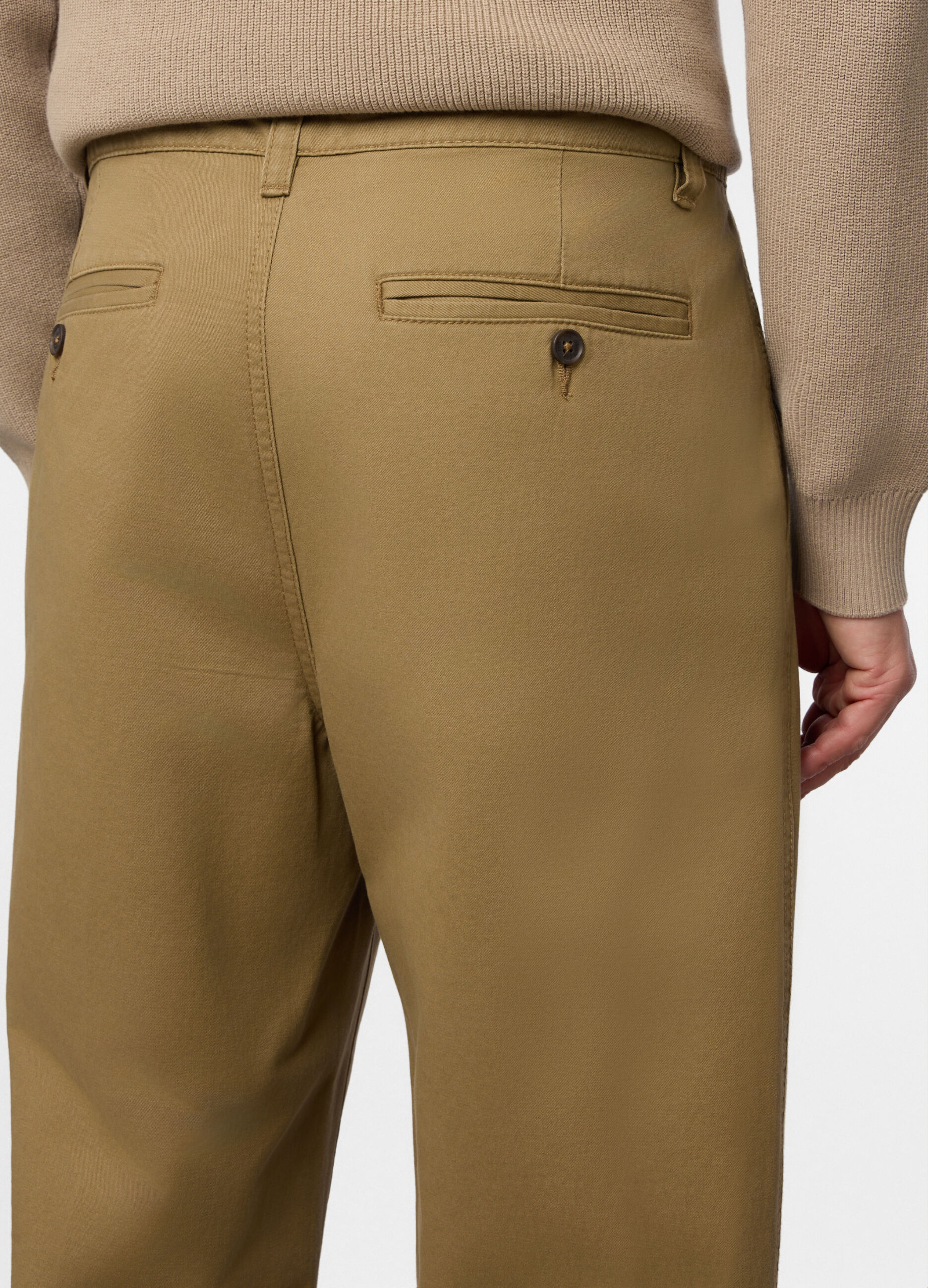 Pantaloni chino relaxed fit in cotone uomo_2