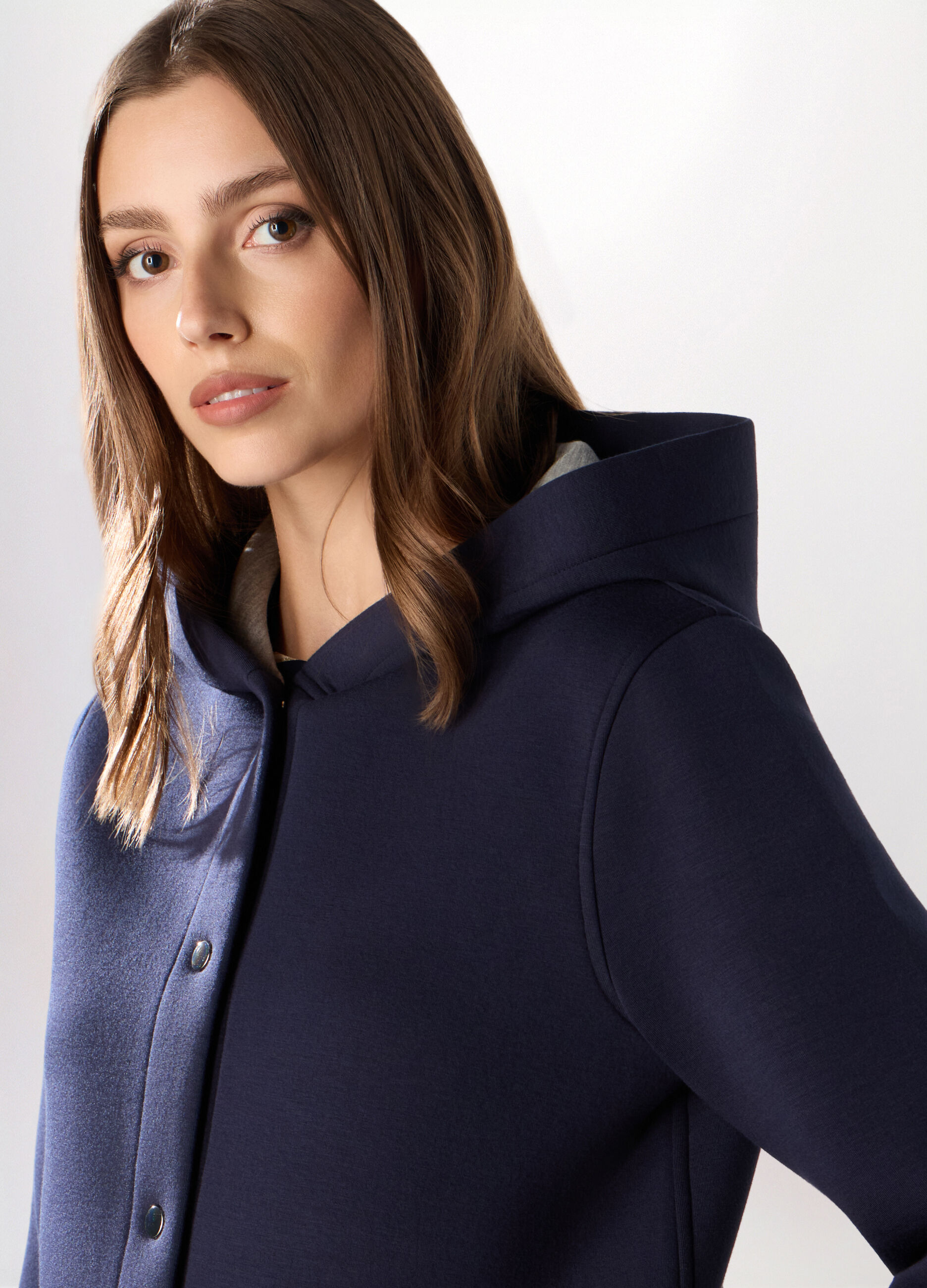 Cappotto corto in scuba con cappuccio donna_2