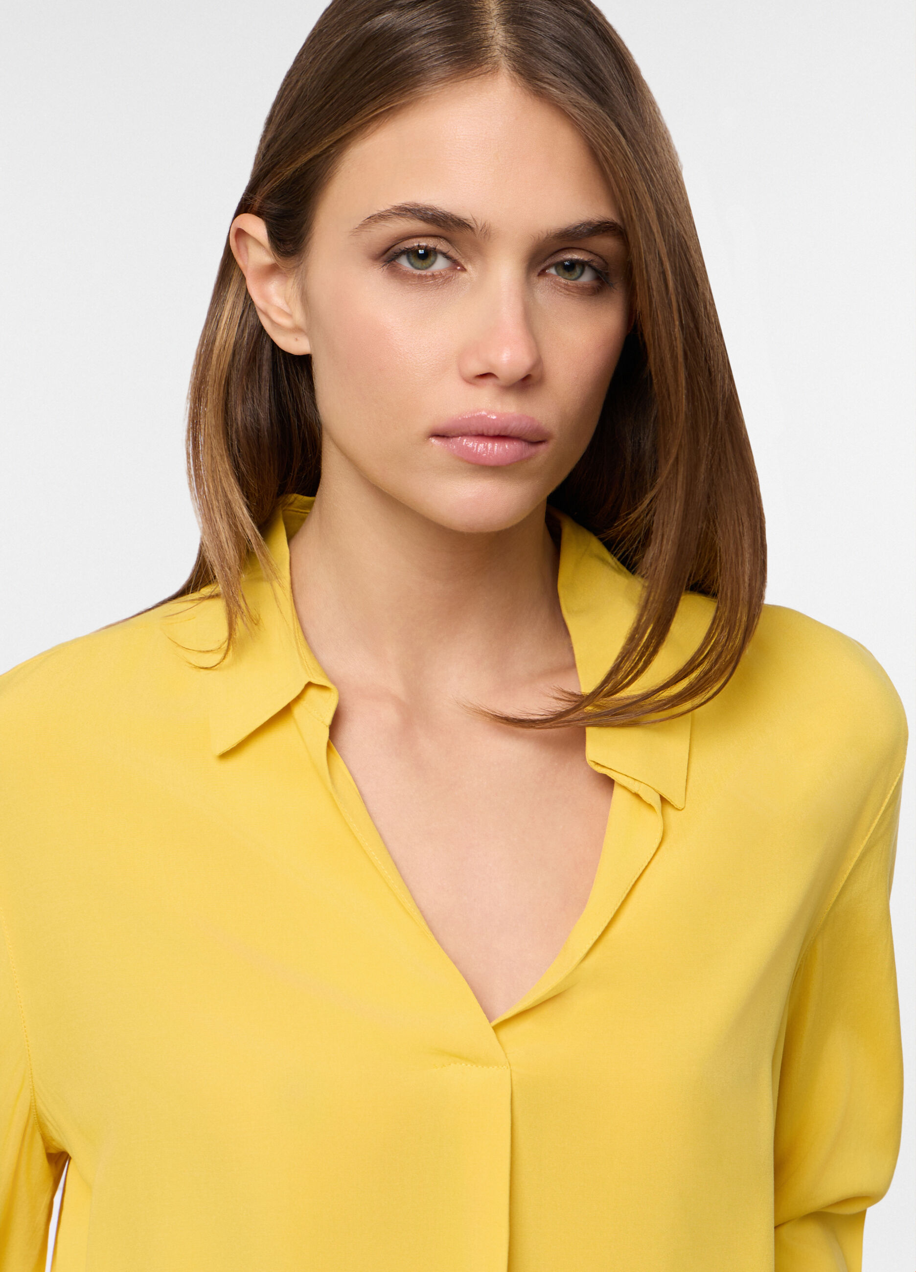 Blusa regular fit in pura viscosa con scollo a V donna_2