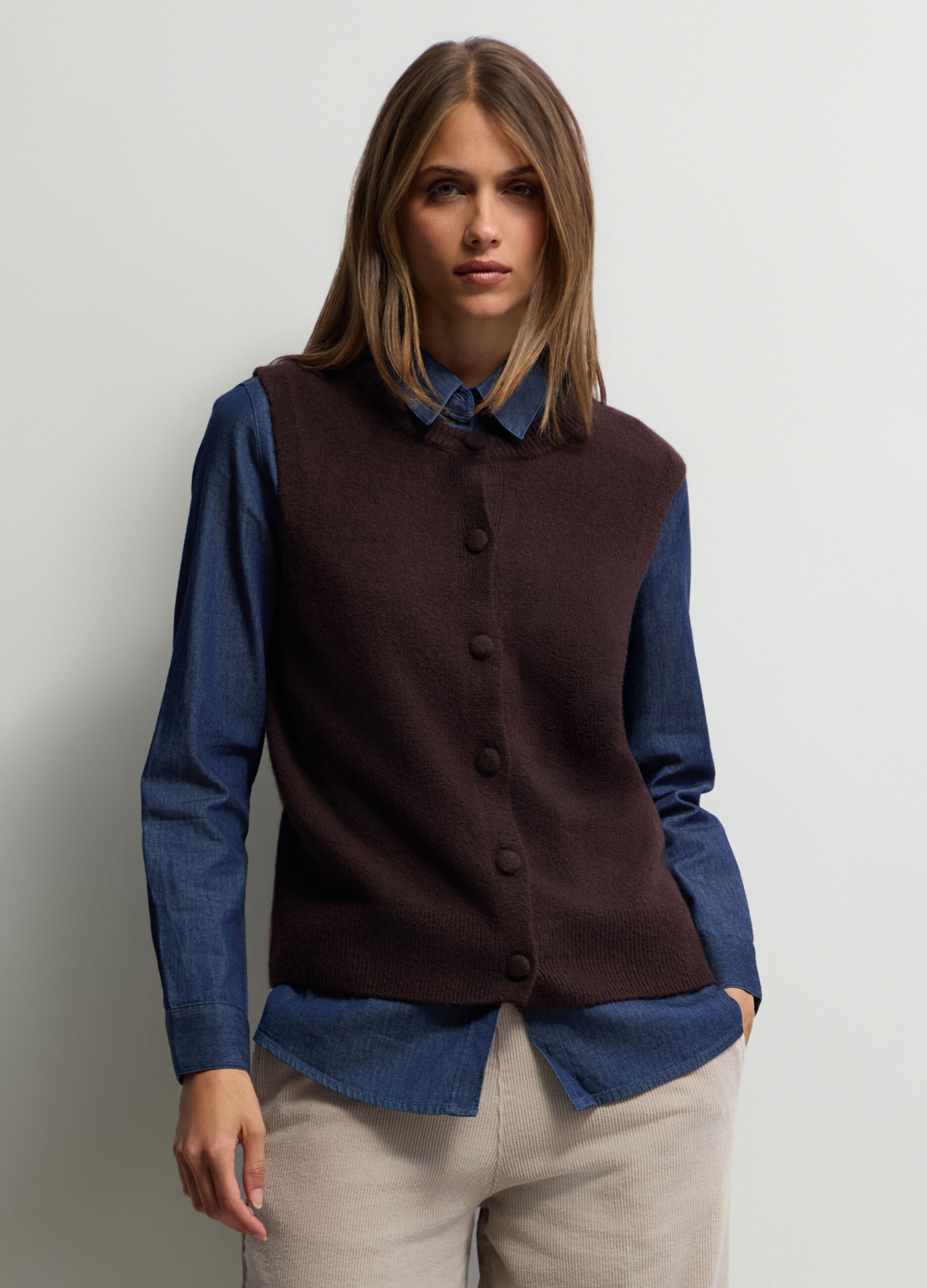 Cardigan smanicato in maglia rasata stretch donna_0