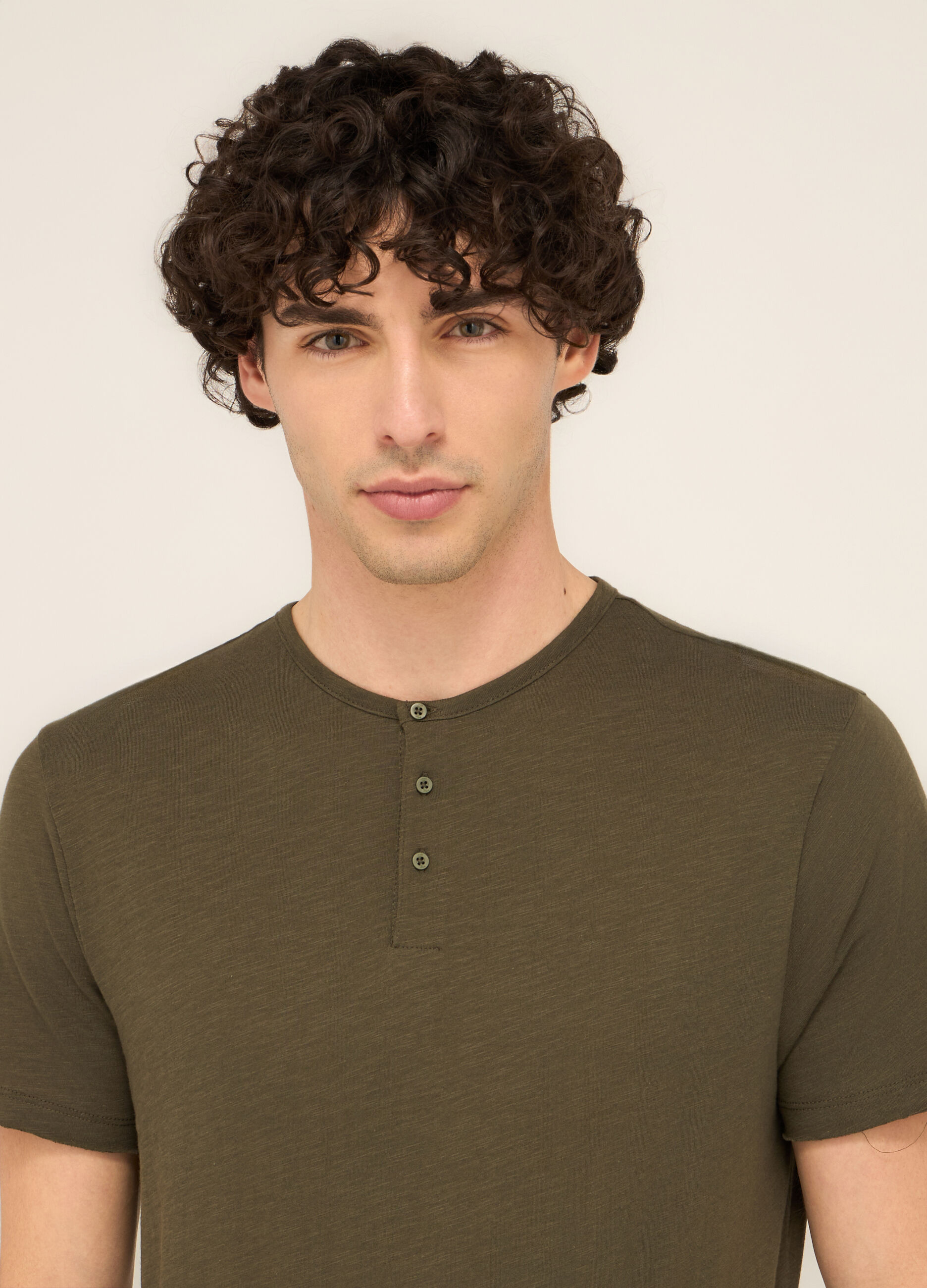 T-shirt collo serafino in cotone uomo_2