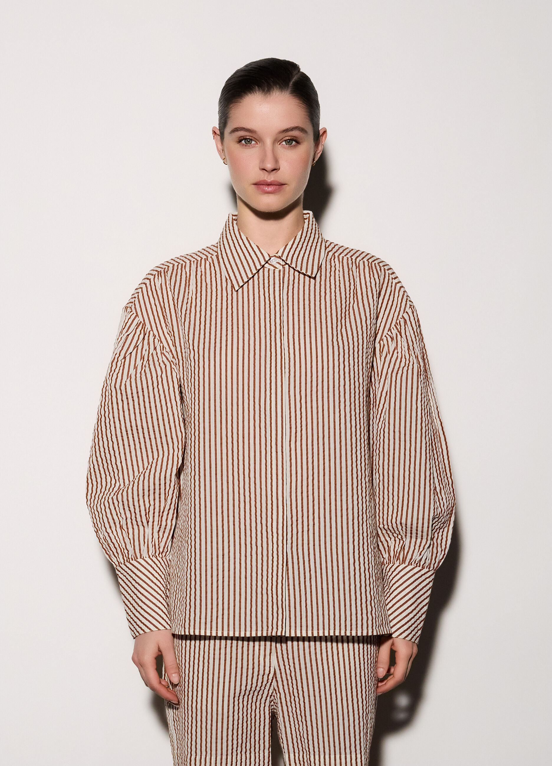 Camicia over fit con colletto alla francese in seersucker donna