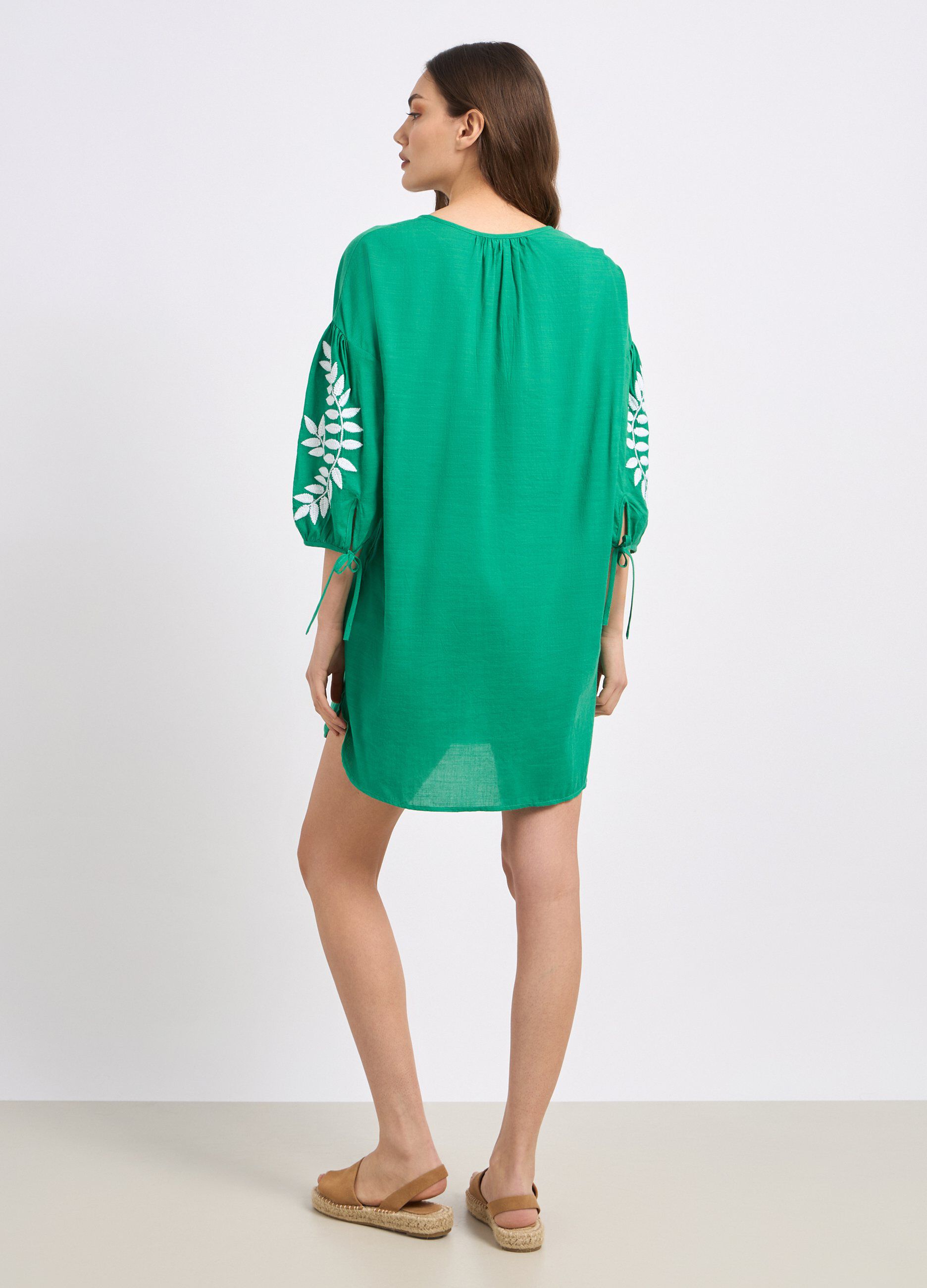 Copricostume corto in misto cotone con ricami donna_1