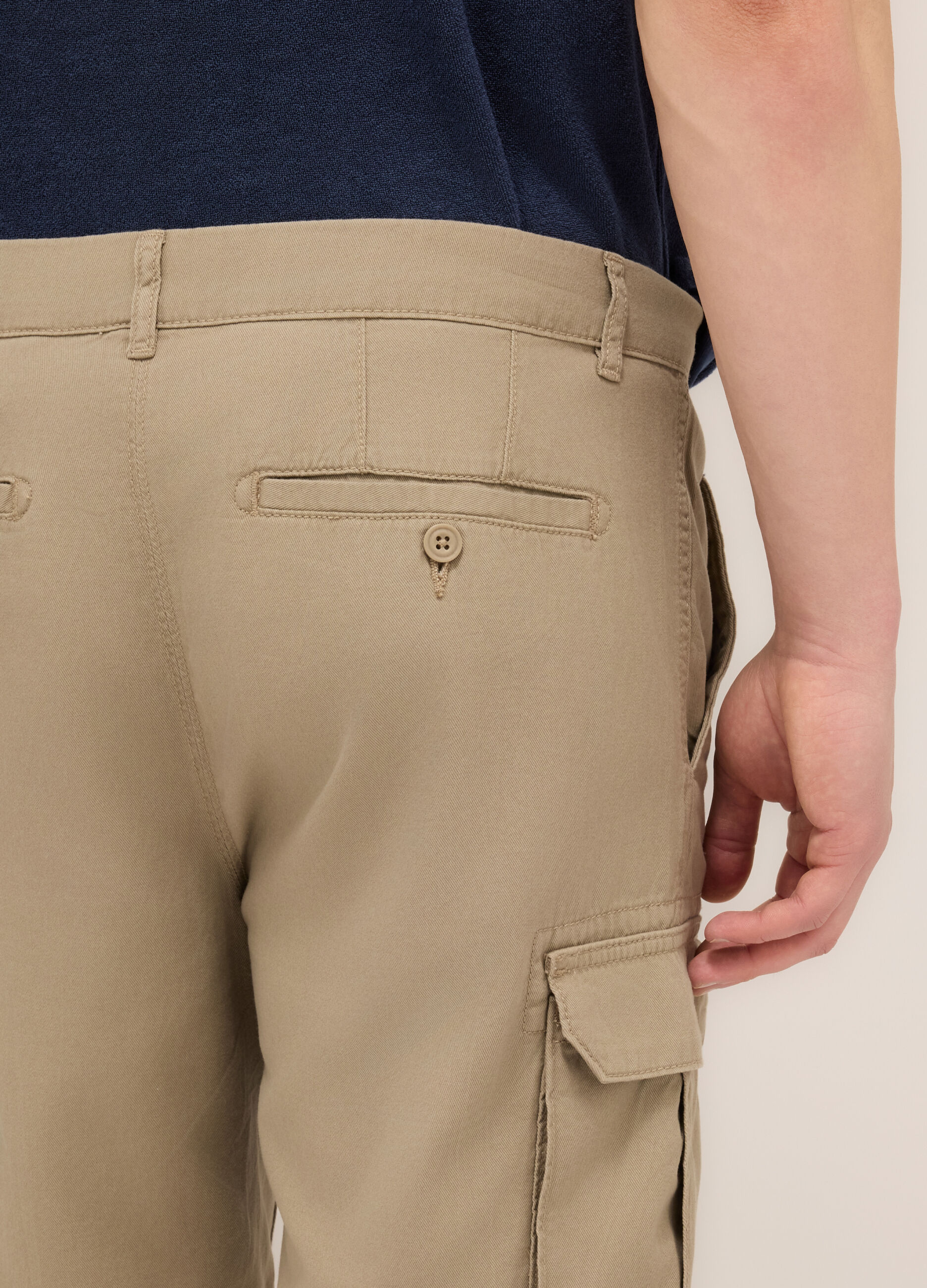 Bermuda cargo in twill di cotone uomo_2