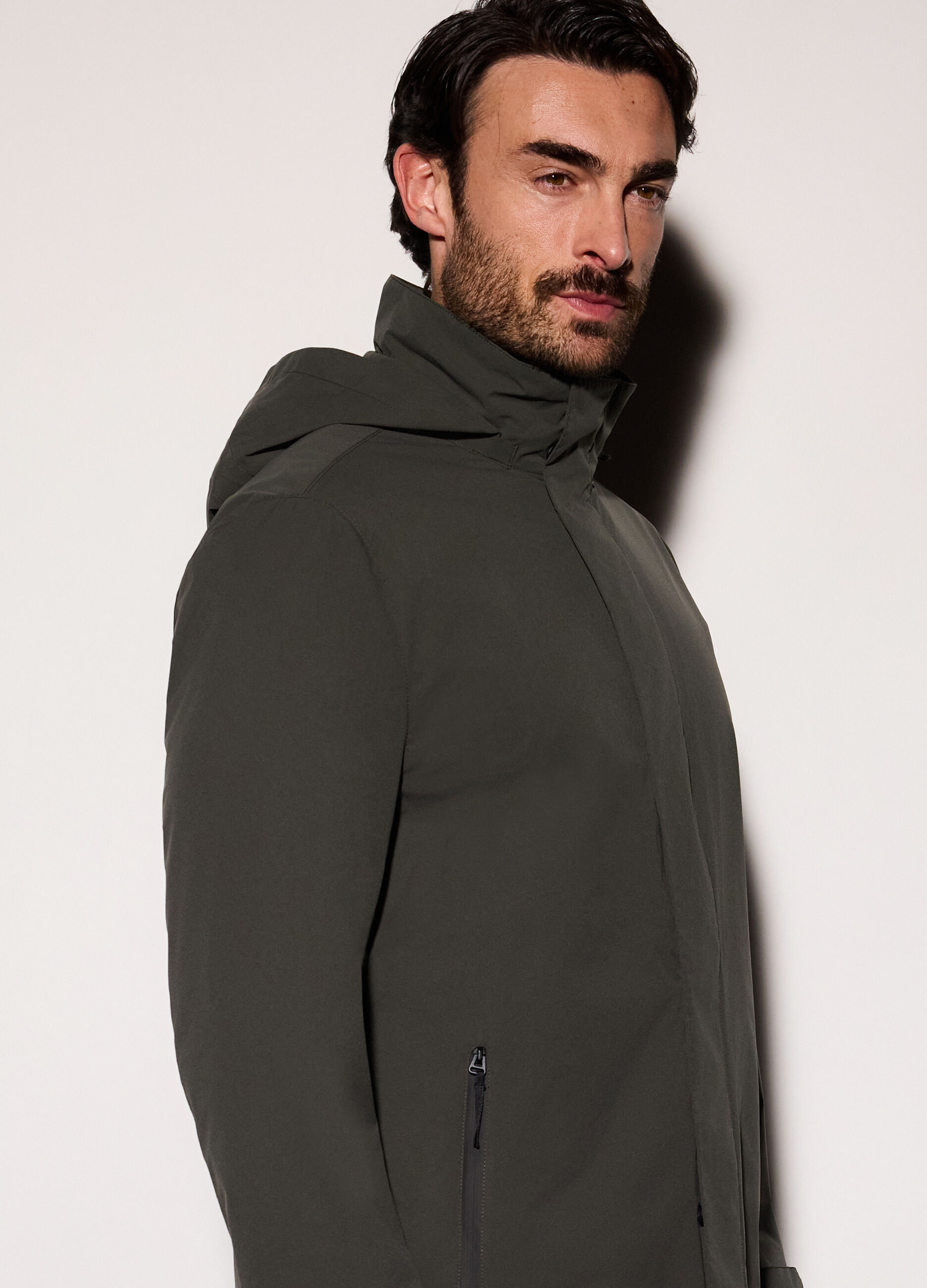 Giubbino in tessuto tecnico con cappuccio uomo_2