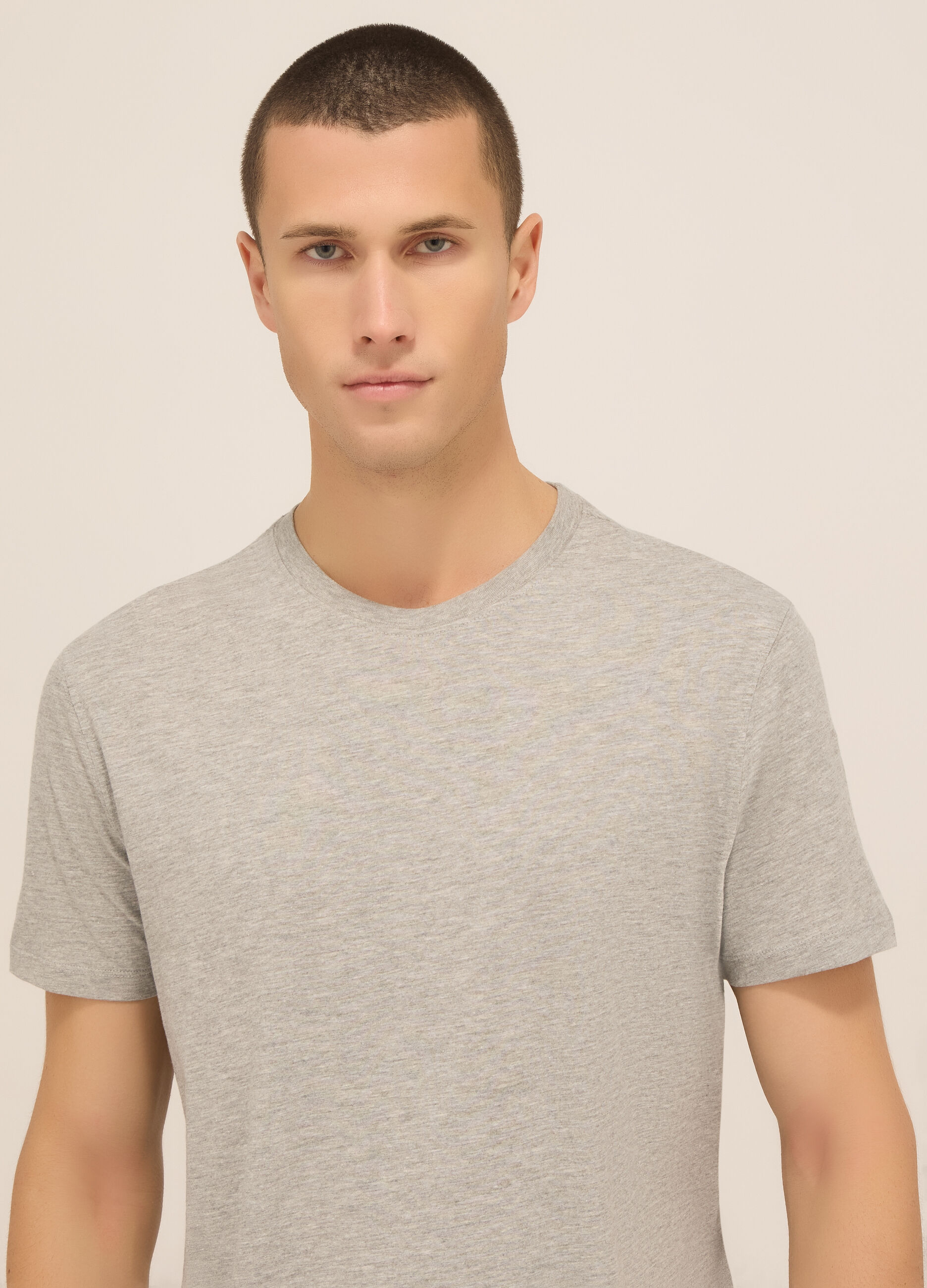 T-shirt girocollo in jersey di puro cotone uomo_2