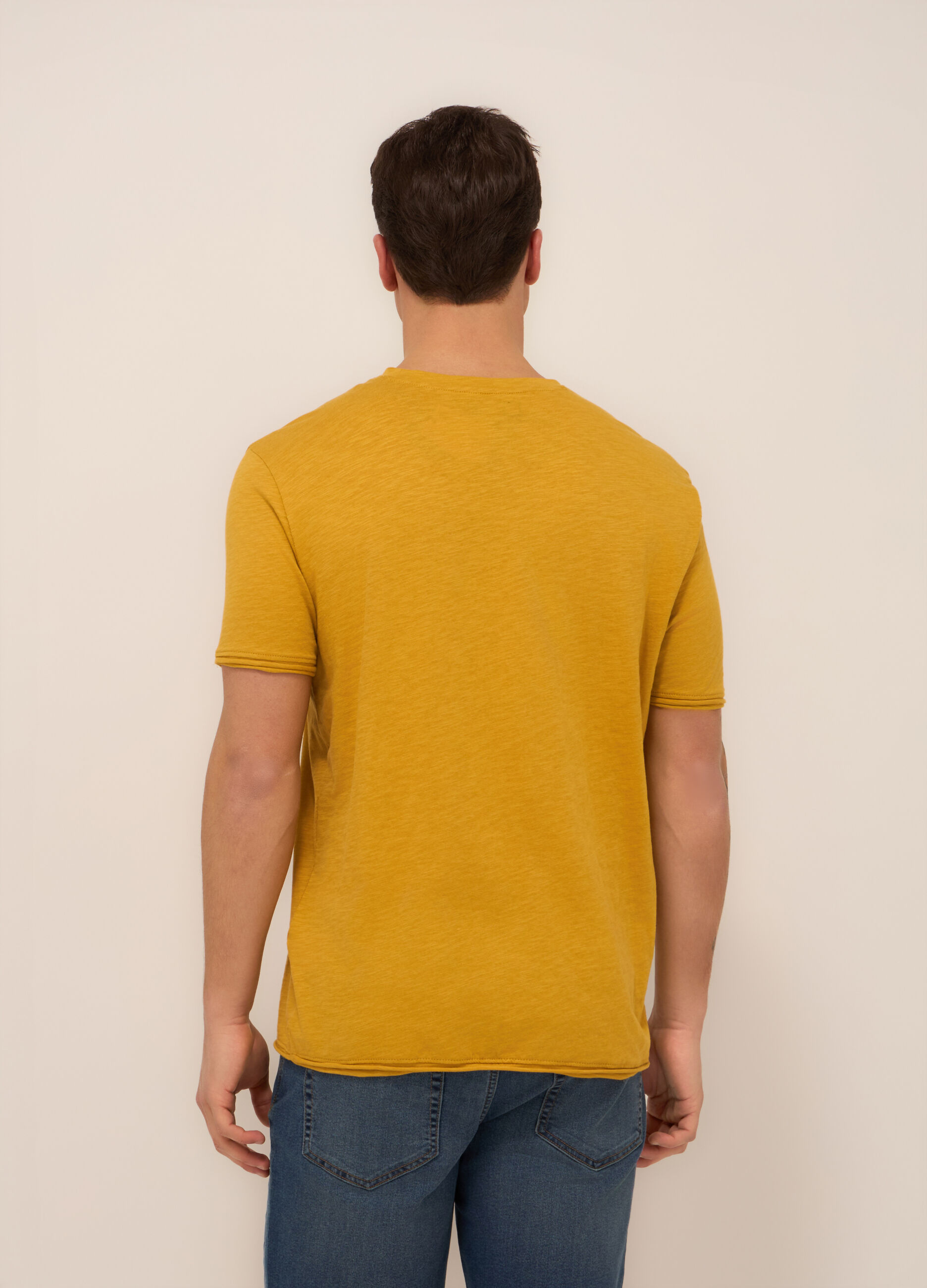 T-shirt girocollo con taschino uomo