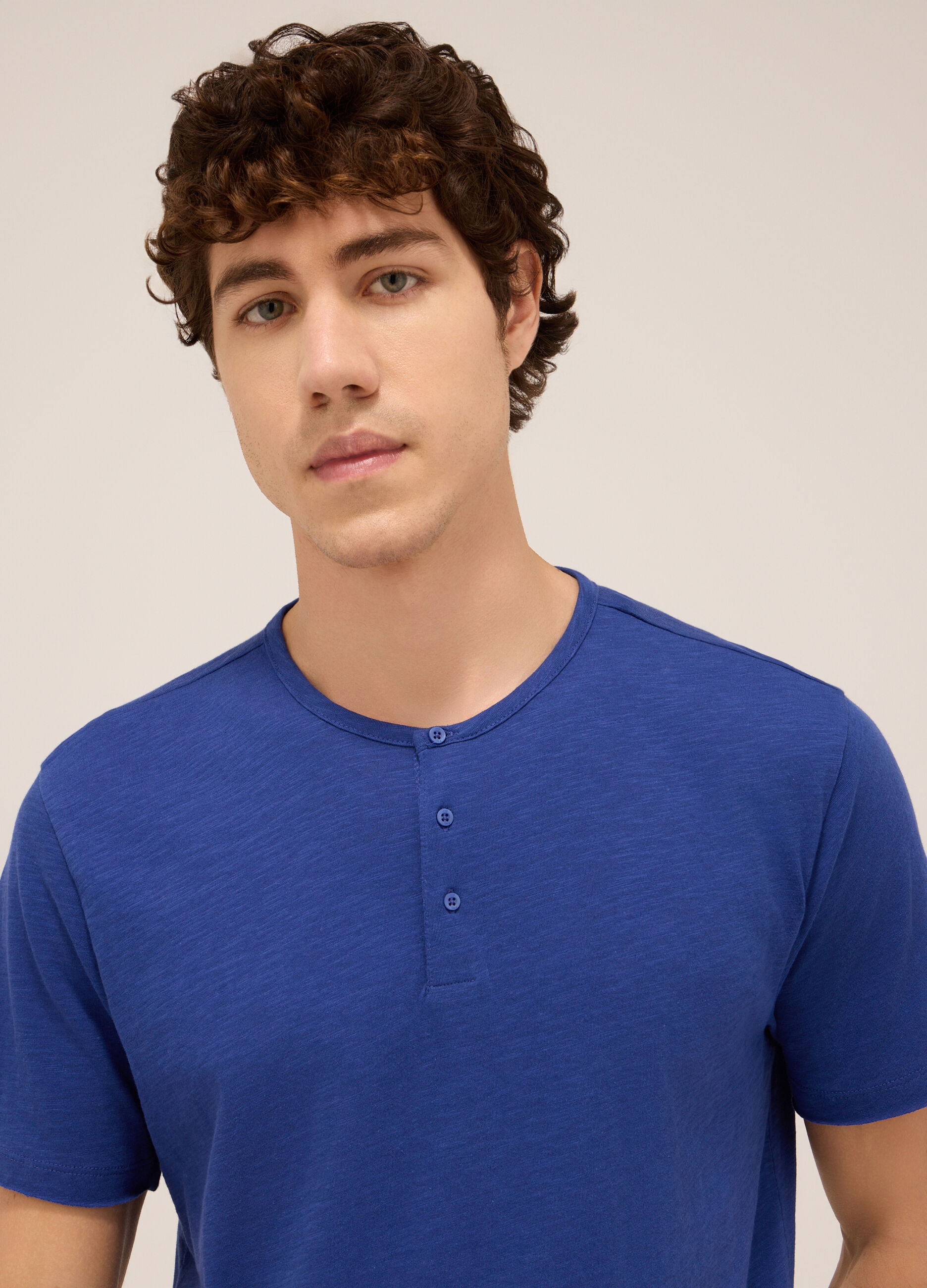 T-Shirt a collo serafino in jersey di cotone uomo_2