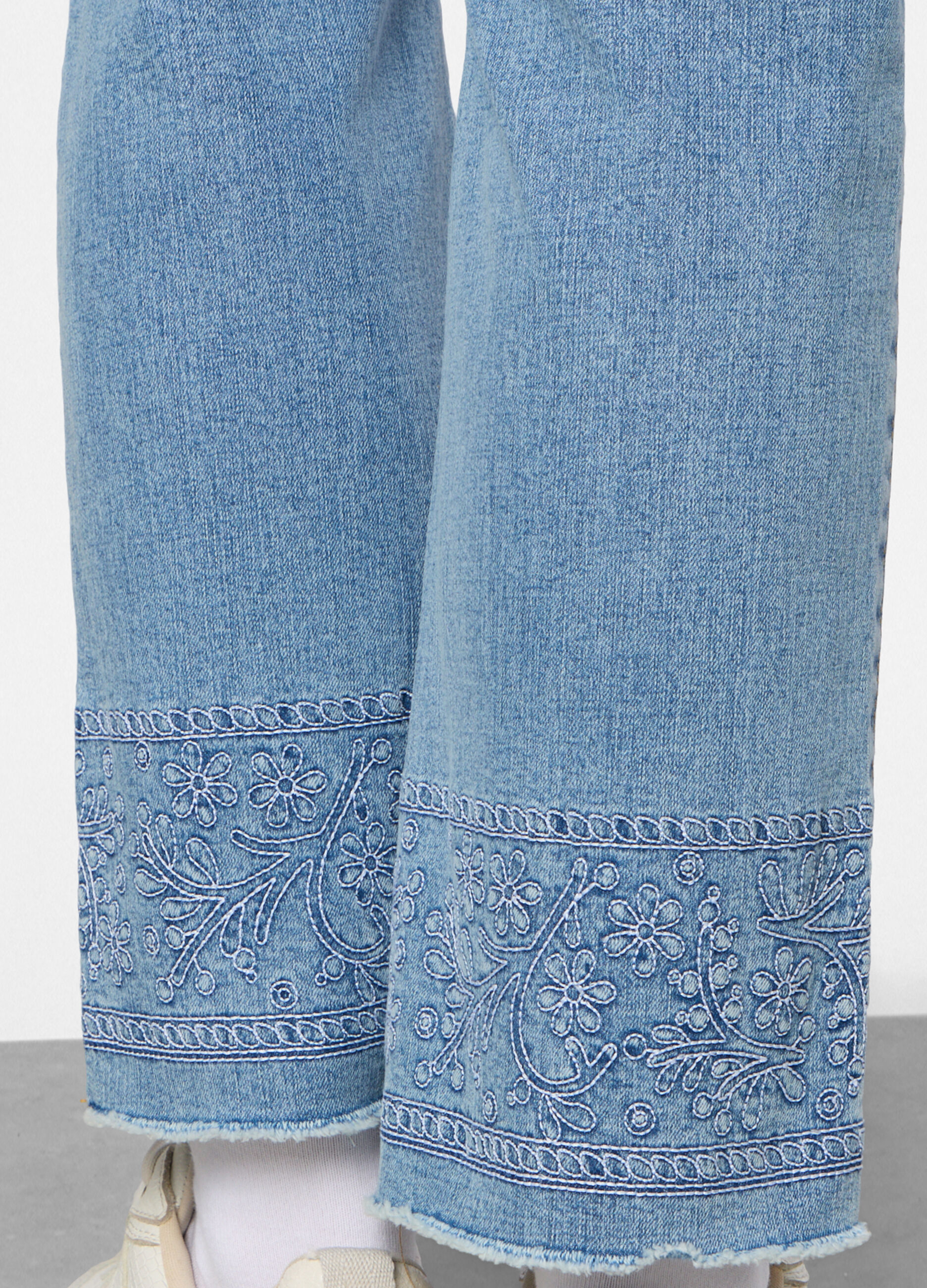 5 Tasche fit Mini Flare in denim stretch con ricamo al fondo donna_3