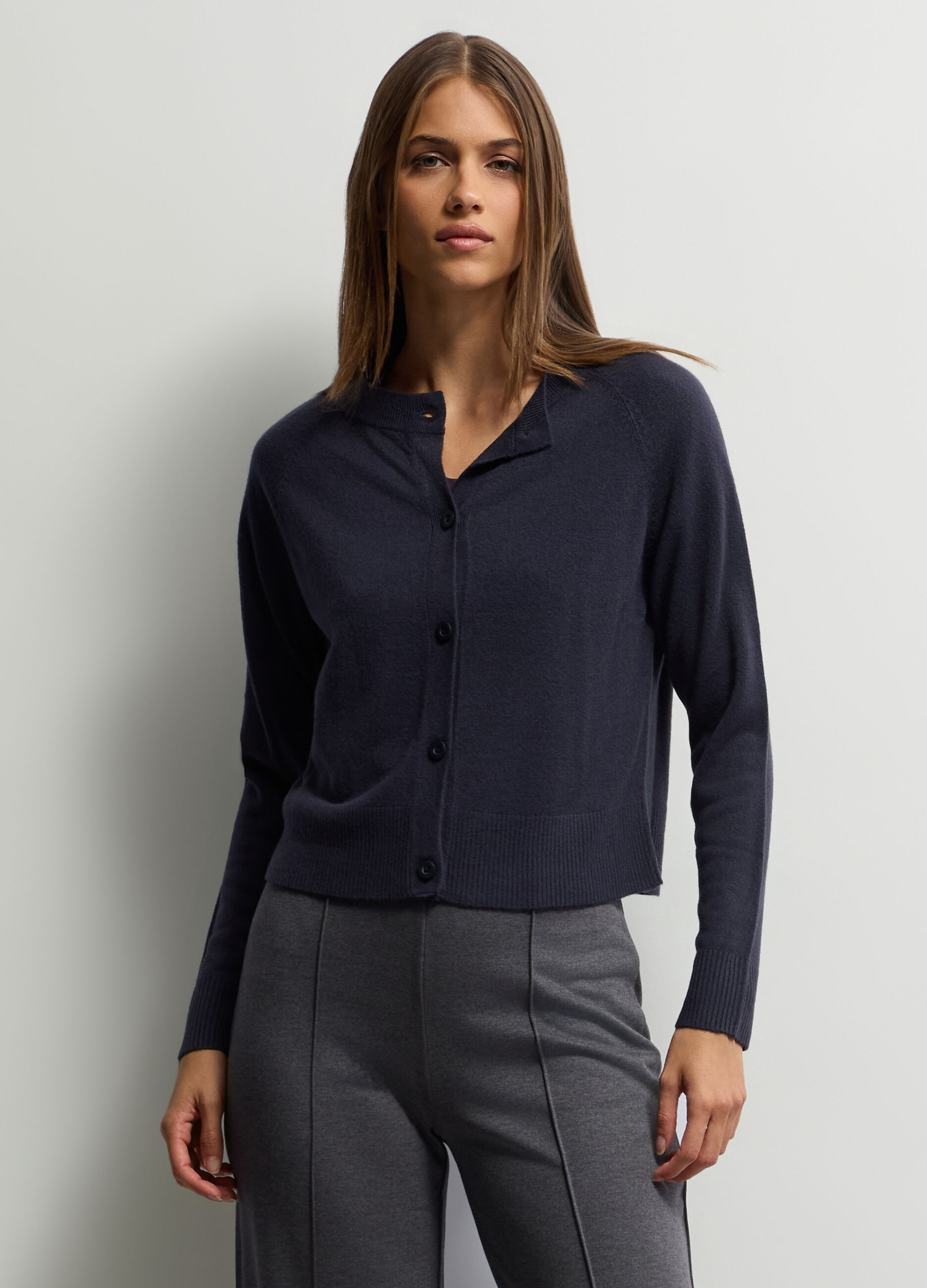 Cardigan girocollo in maglia rasata donna_0