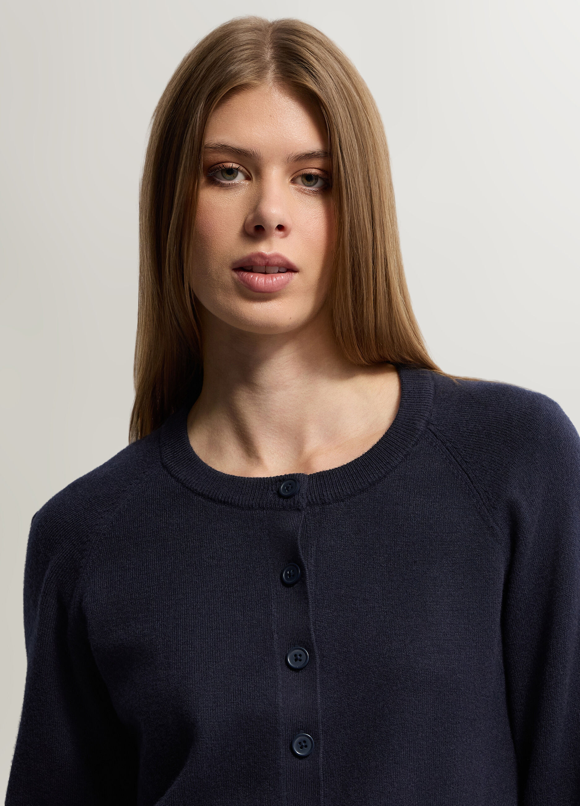 Cardigan girocollo in maglia rasata donna_2