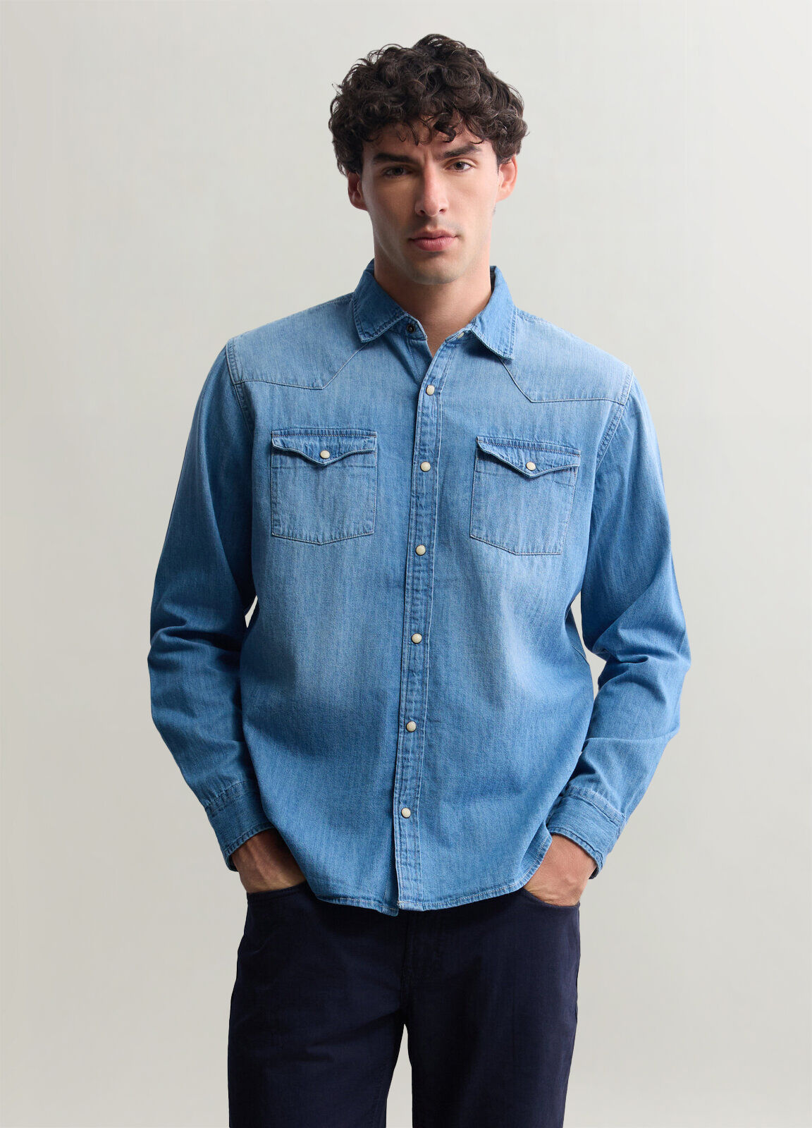 Camicia di jeans con spallone e taschini uomo_0