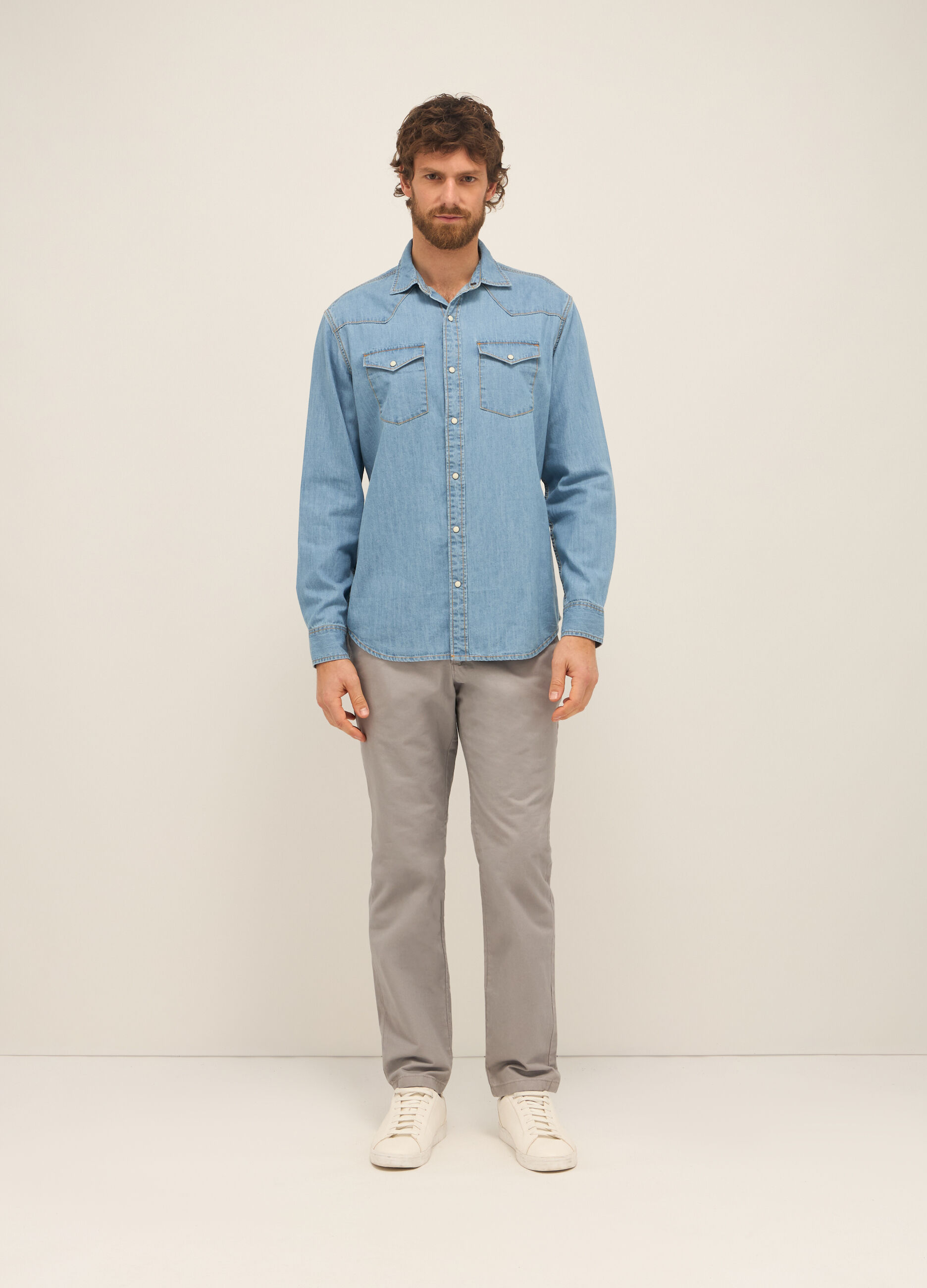 Pantaloni chino regular fit in puro cotone uomo_0