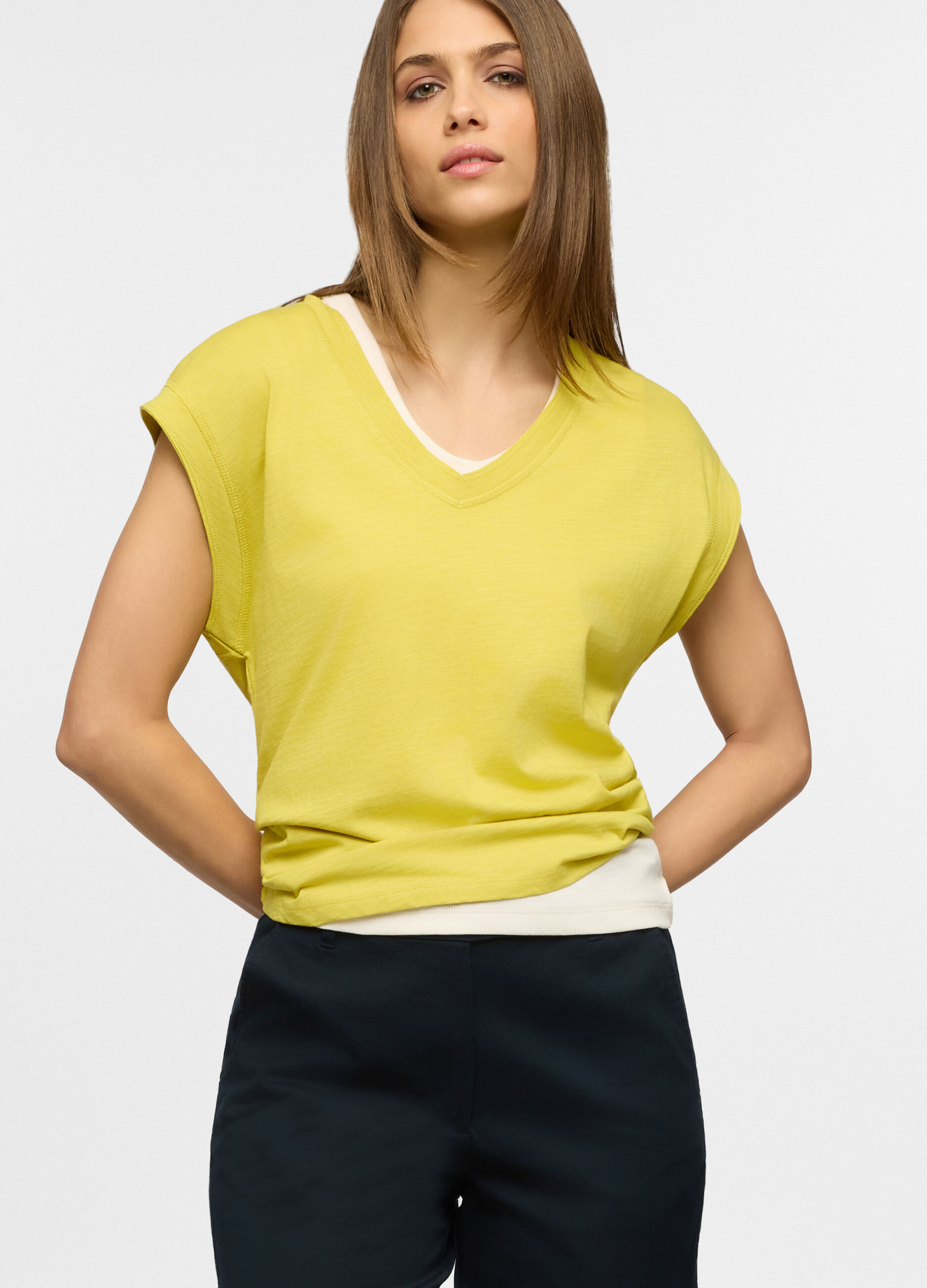 T-shirt con scollo a V donna_0