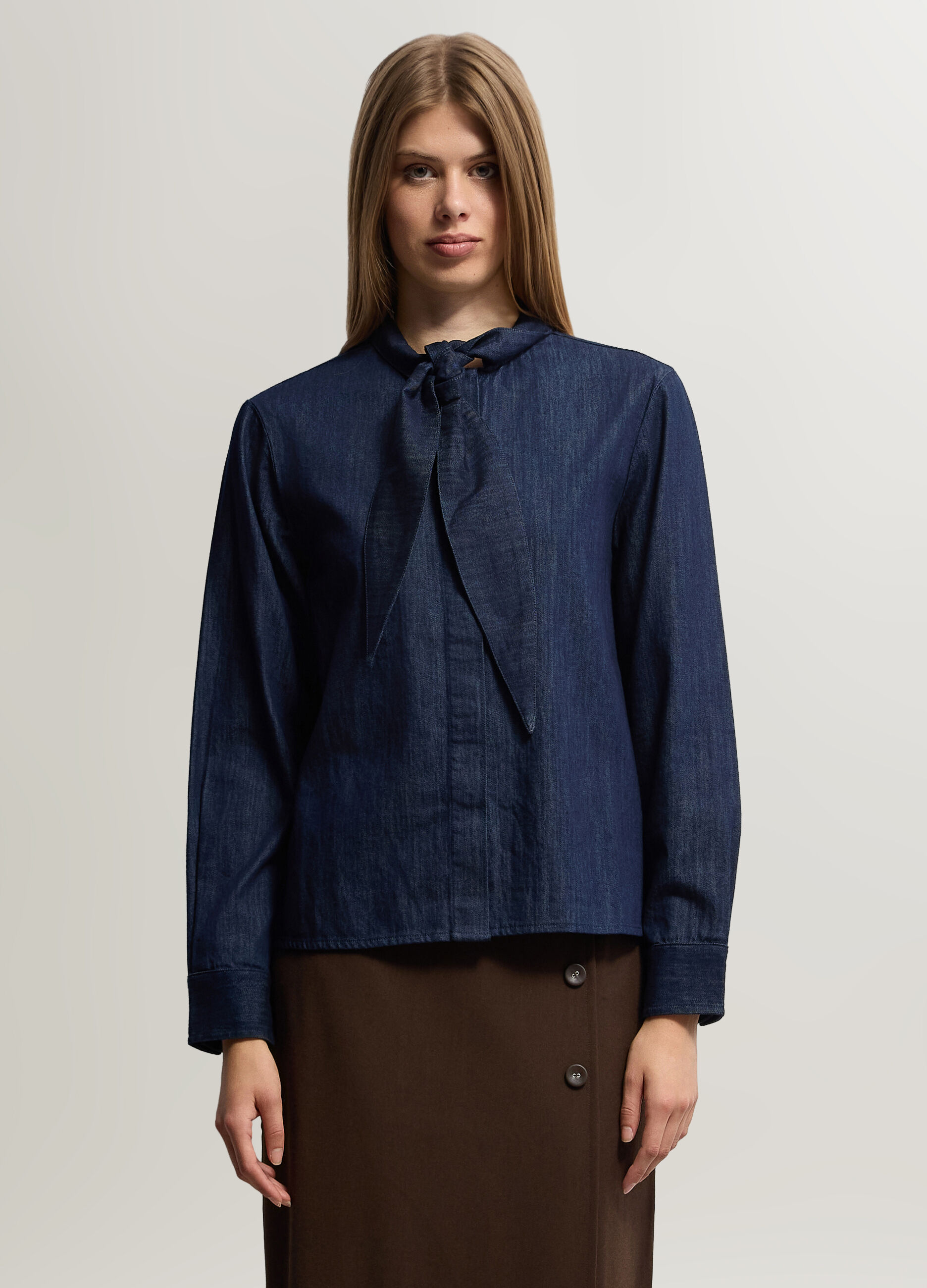 Camicia Fit Regular girocollo con fiocco in denim di puro cotone donna_0