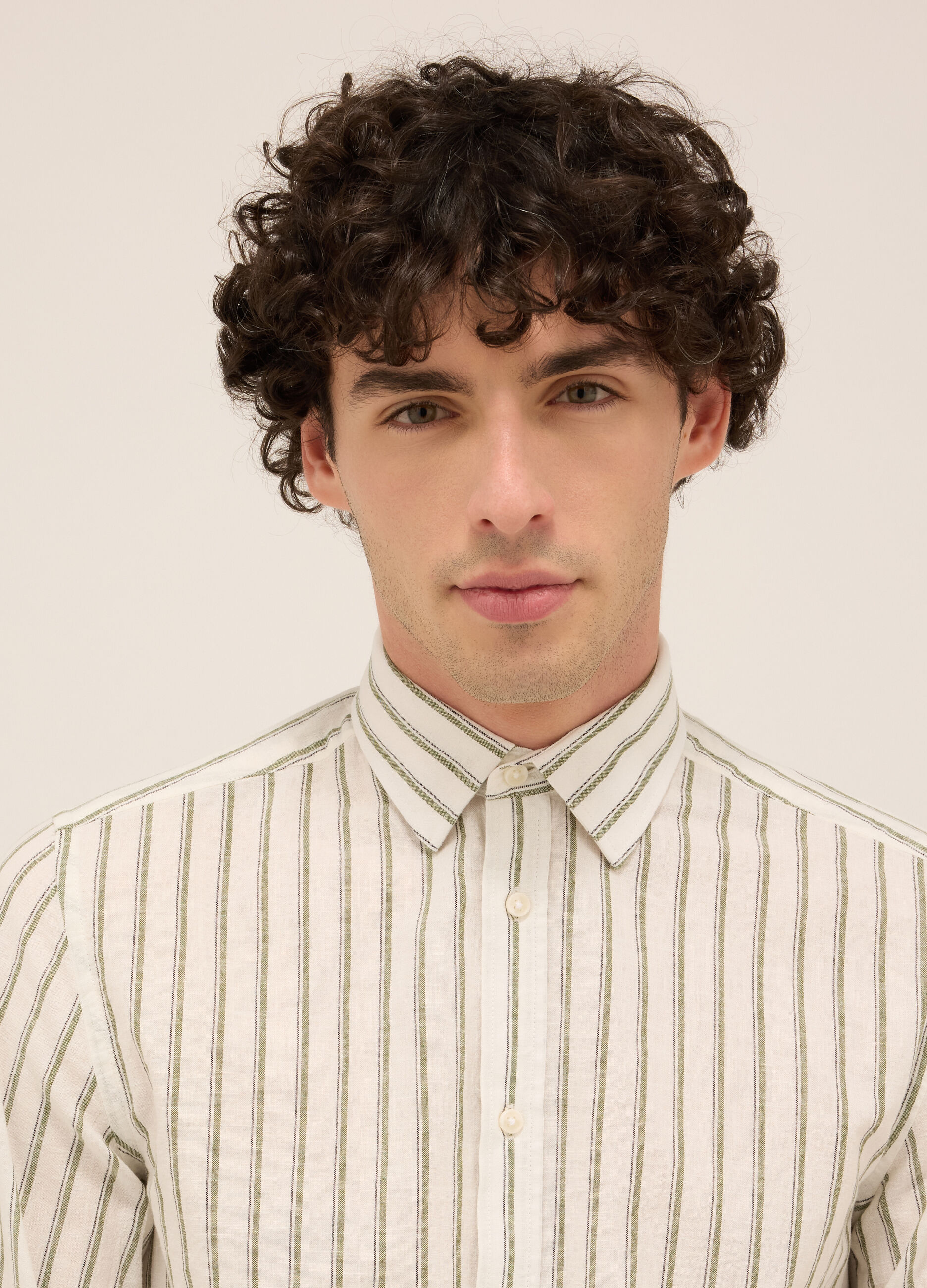 Camicia regular fit in cotone e lino a righe uomo_2