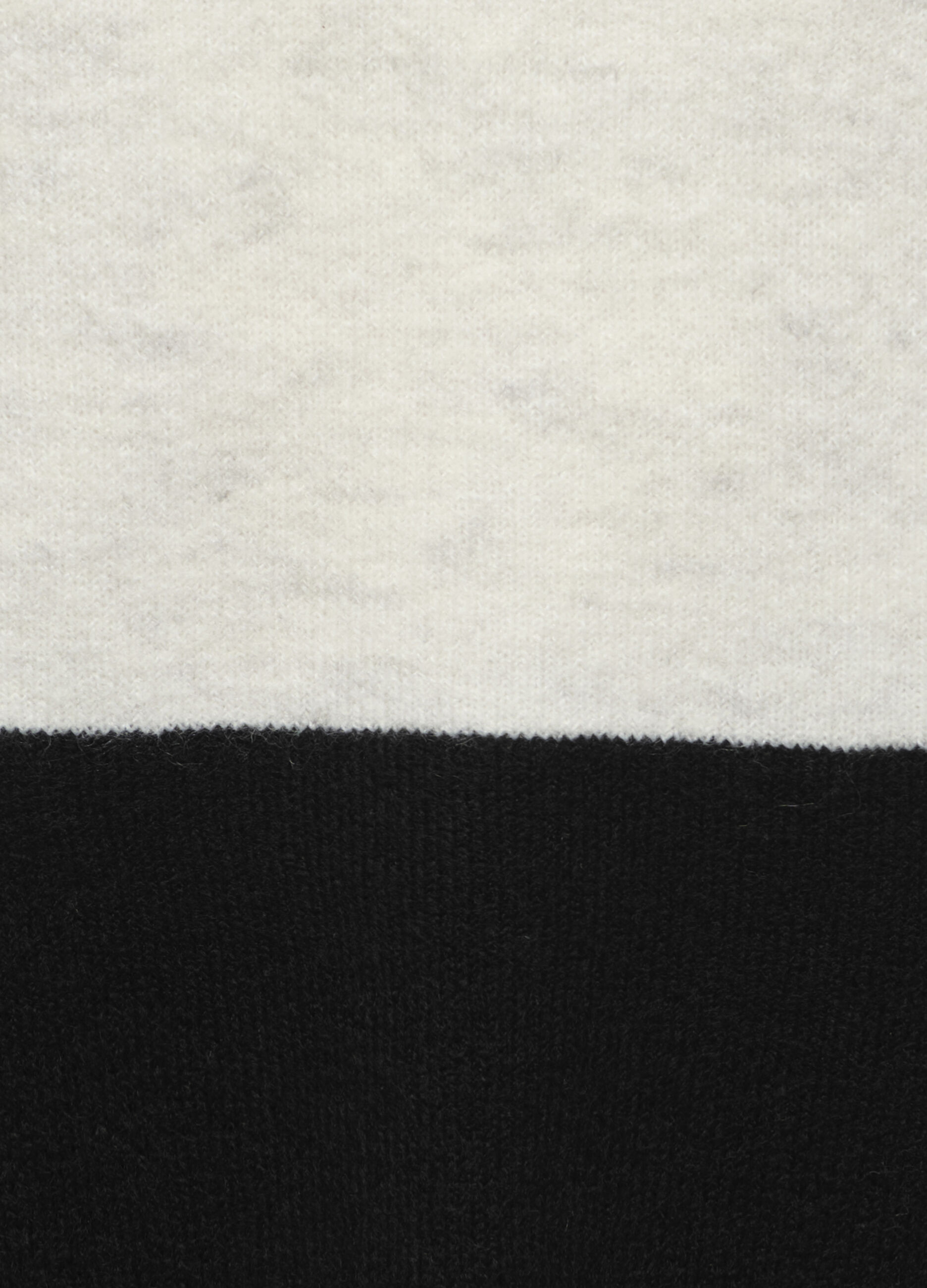 Pullover con scollo a V_2