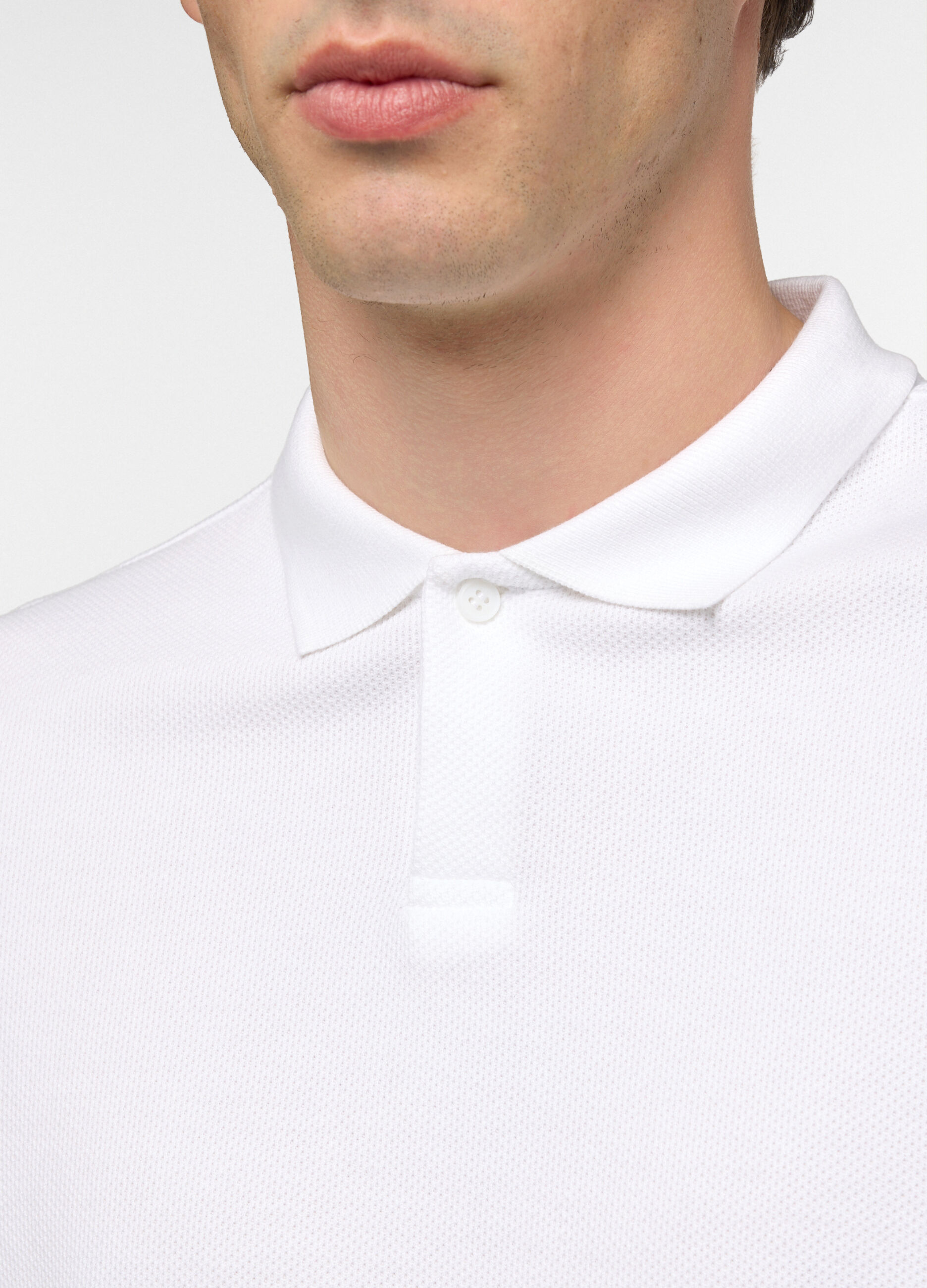 Polo a maniche corte in cotone con allacciatura seminascosta uomo_2