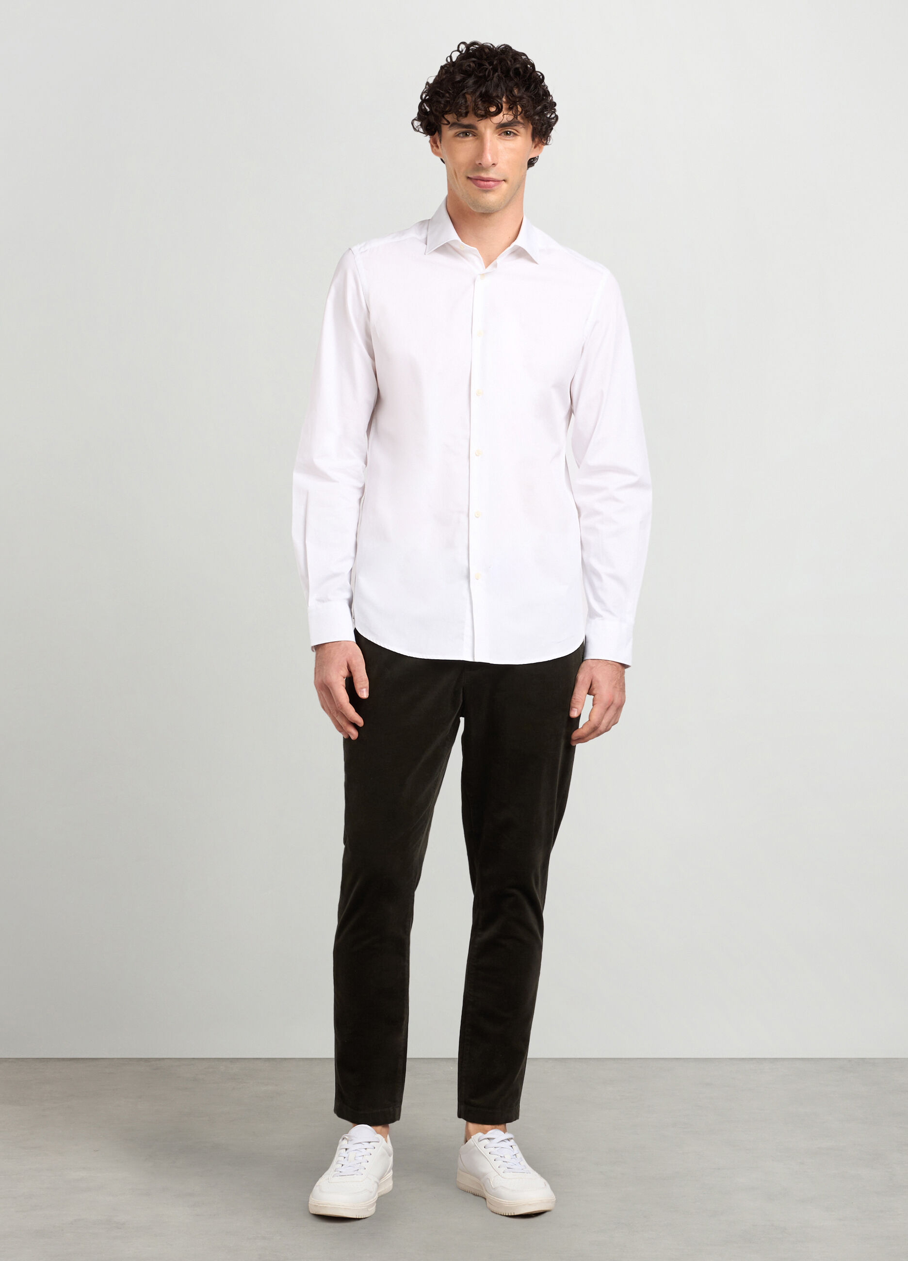 Pantaloni chino regular fit in velluto di cotone stretch uomo_0