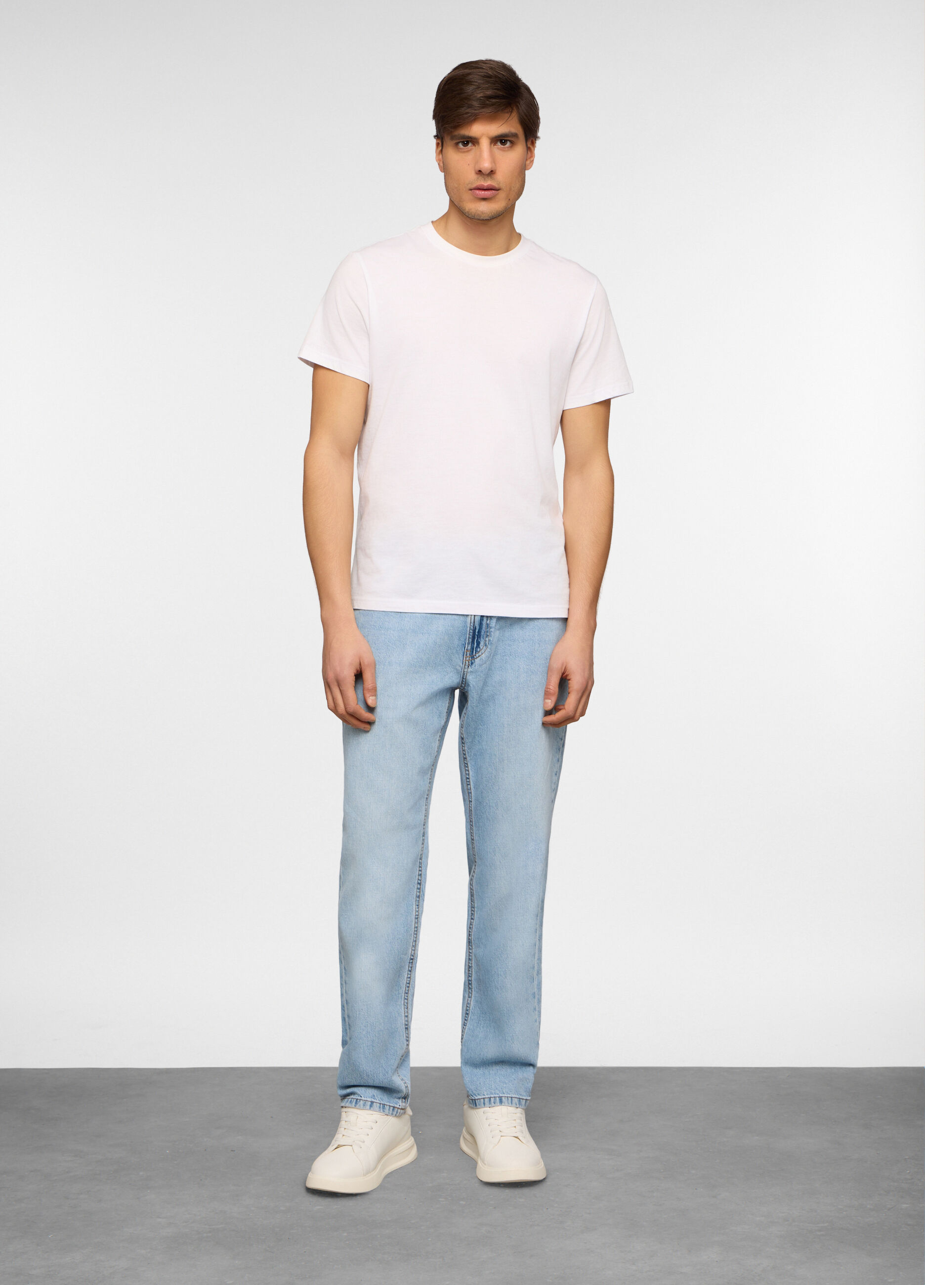 Jeans regular fit in denim di cotone e lino uomo_0
