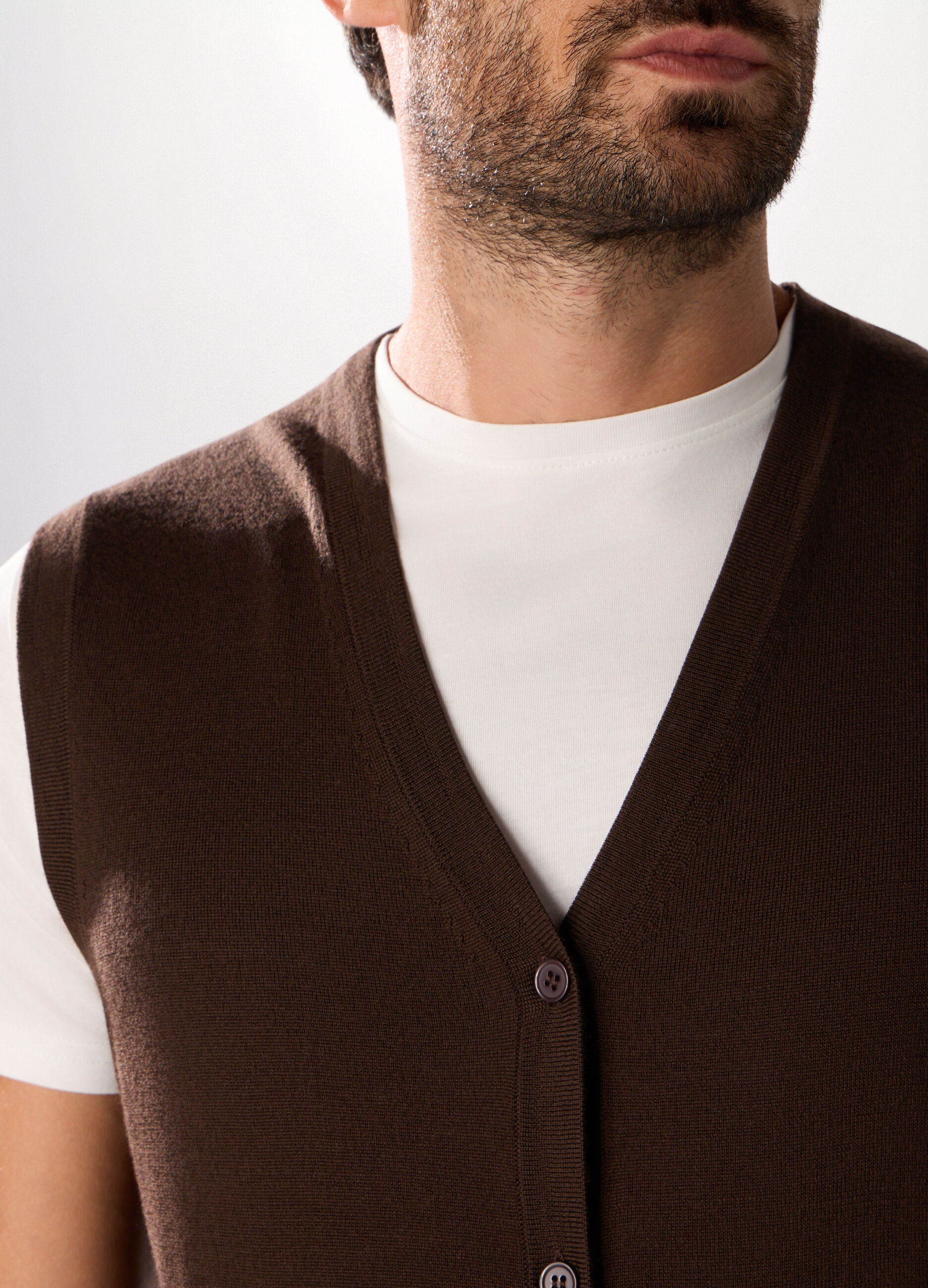 Gilet collo a V in lana merino uomo_2