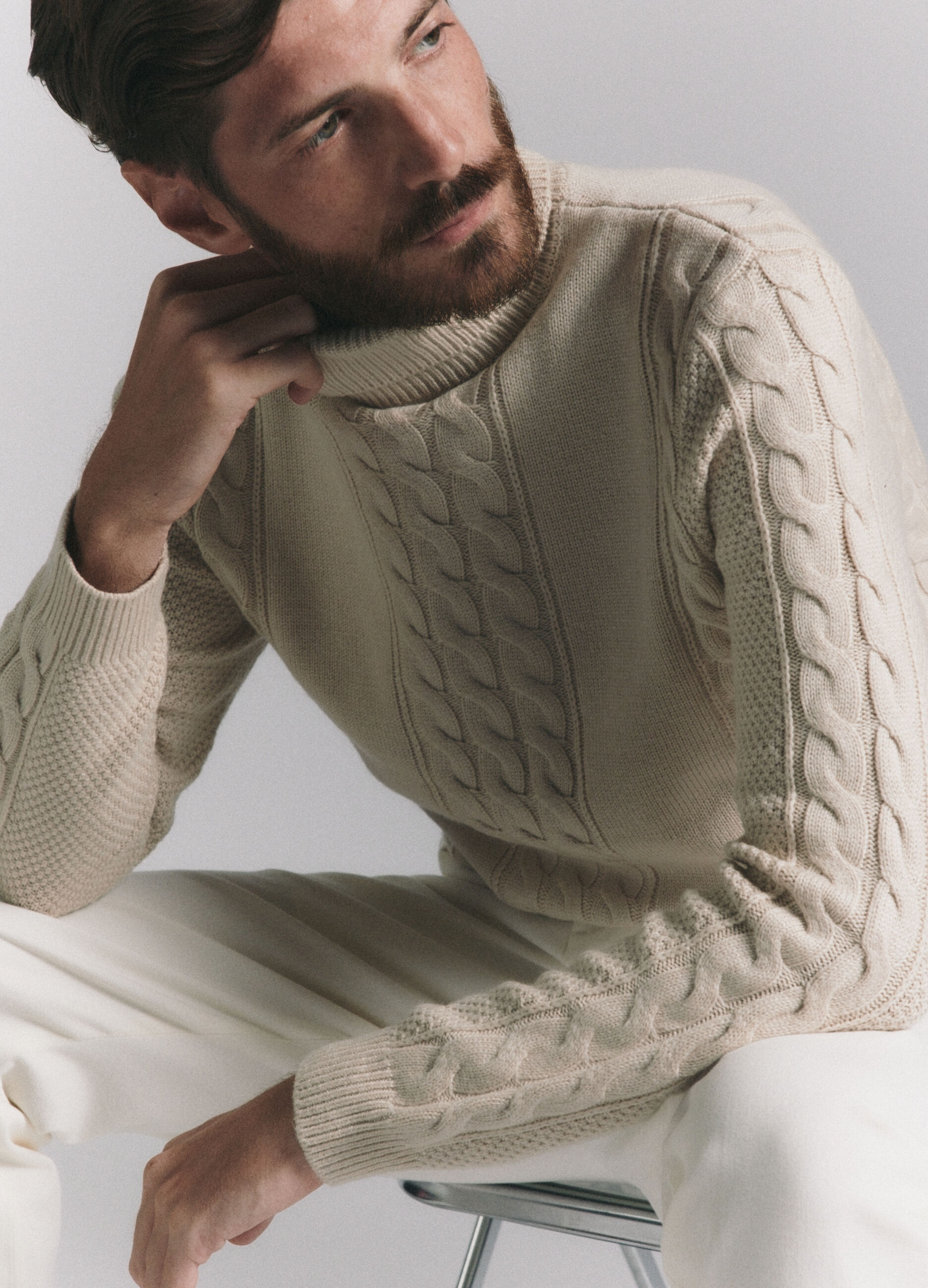 Maglione collo alto a trecce uomo_3