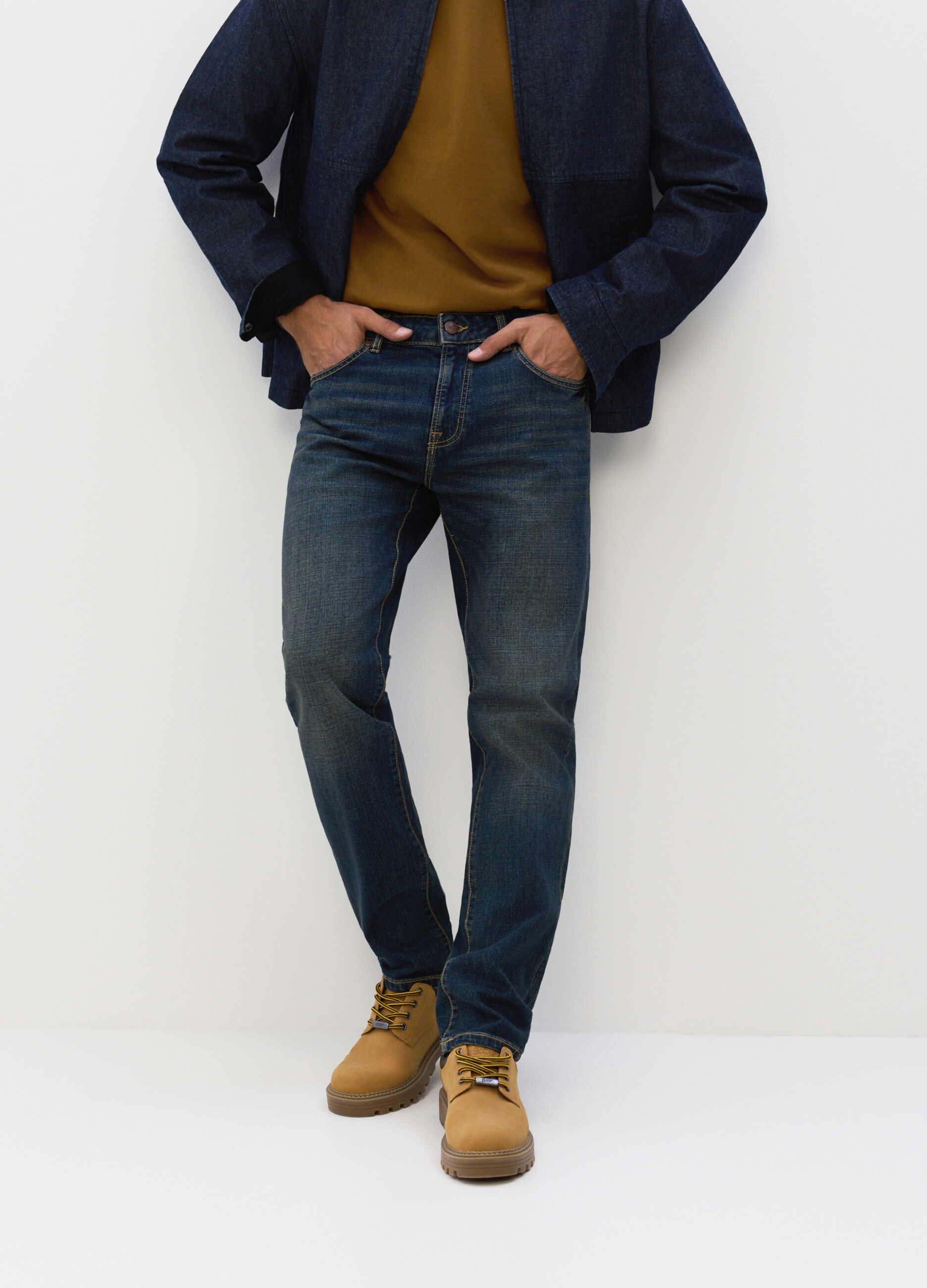 Jeans slim fit in denim lavato uomo_2