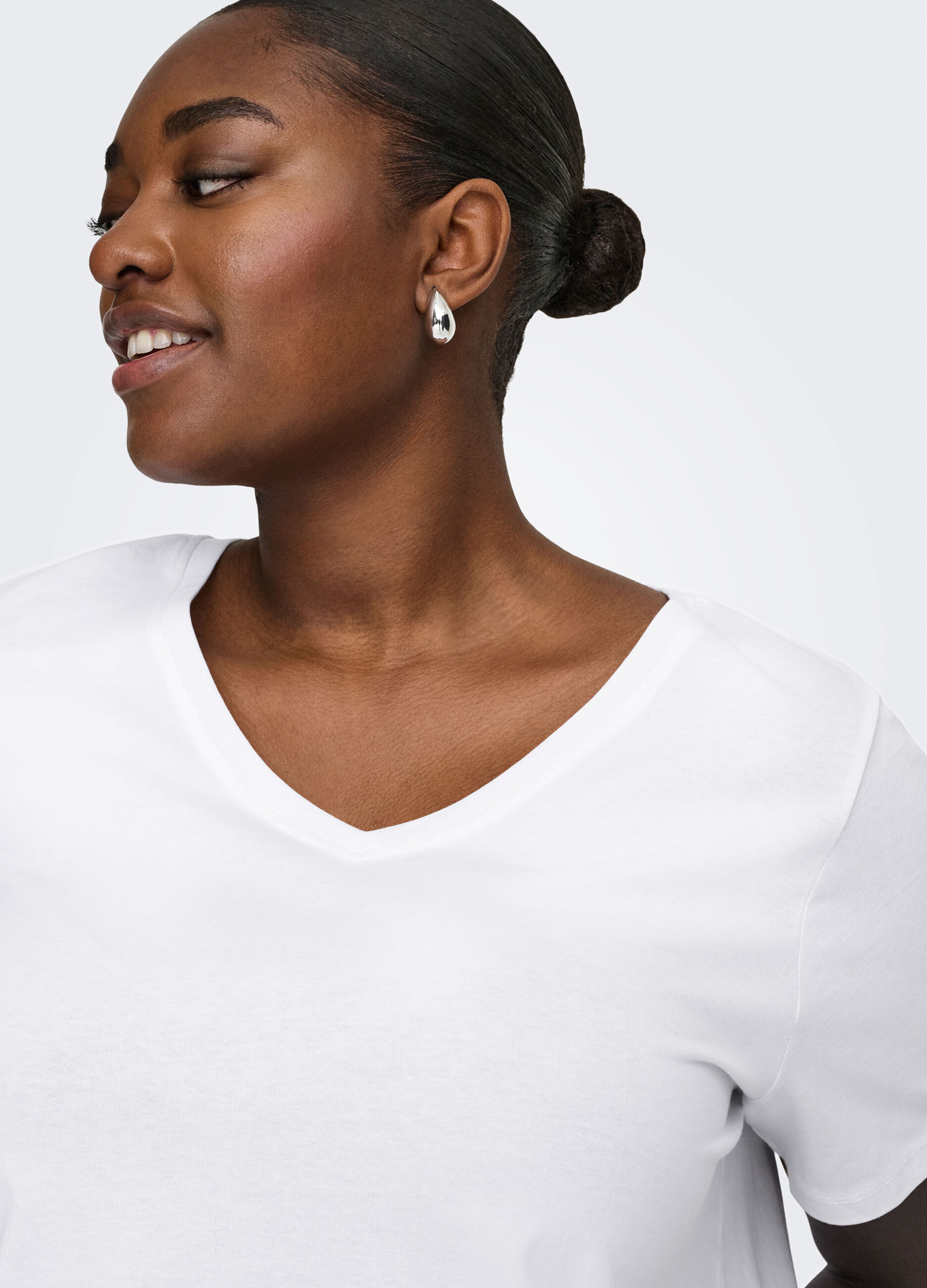 T-shirt loose fit con scollo a V_4