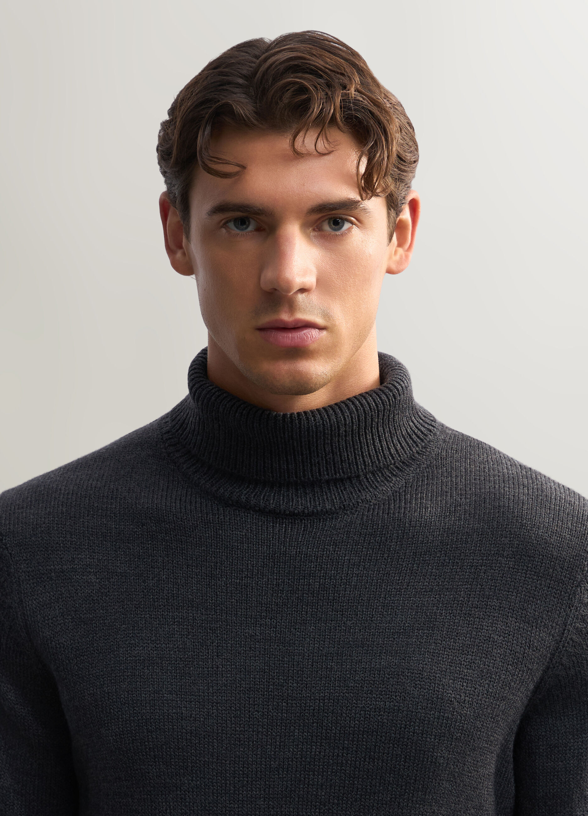 Maglione collo alto a maglia rasata uomo_2