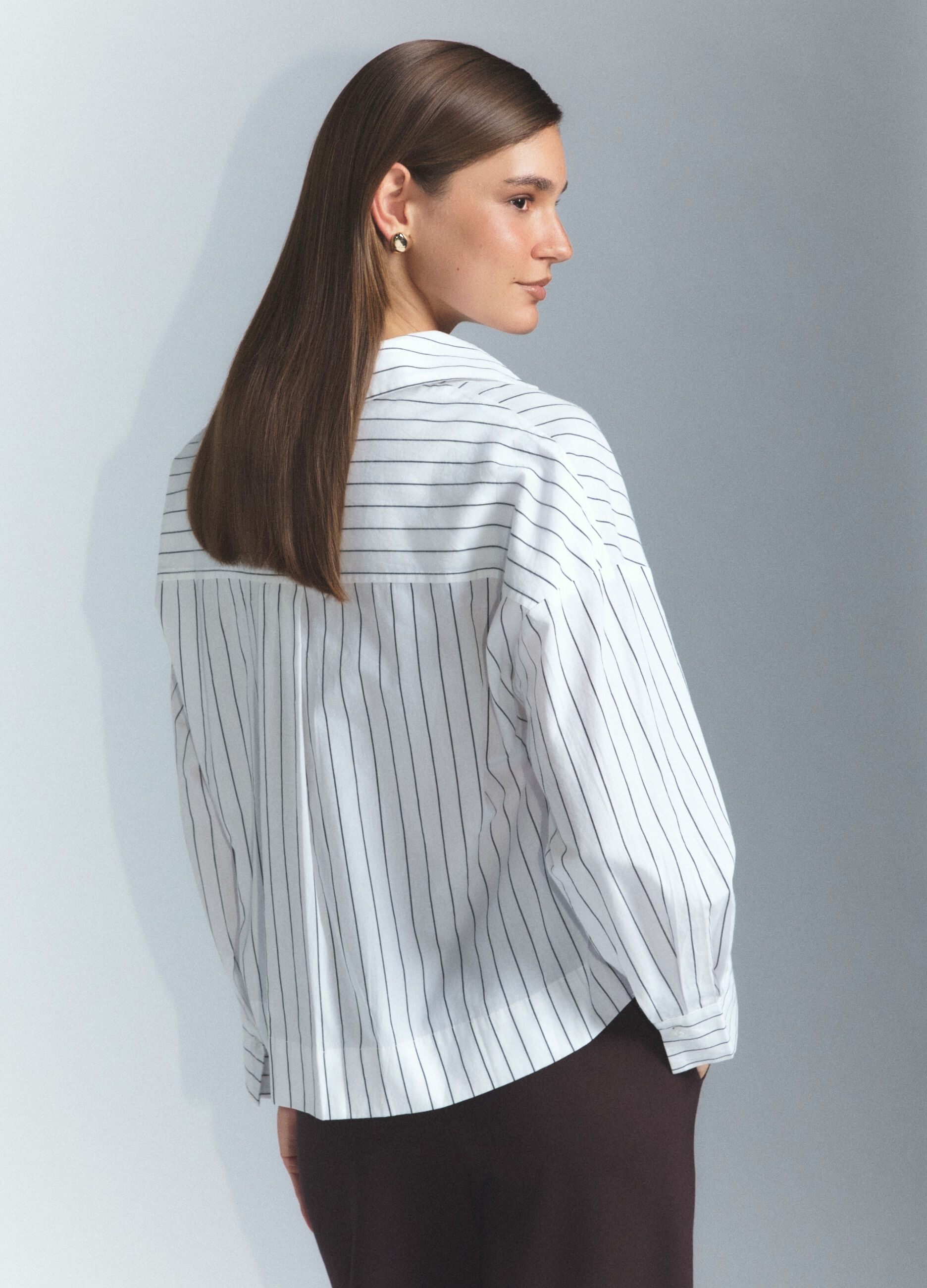 Blusa Fit Regular con scollo a V in popeline di puro cotone donna_2