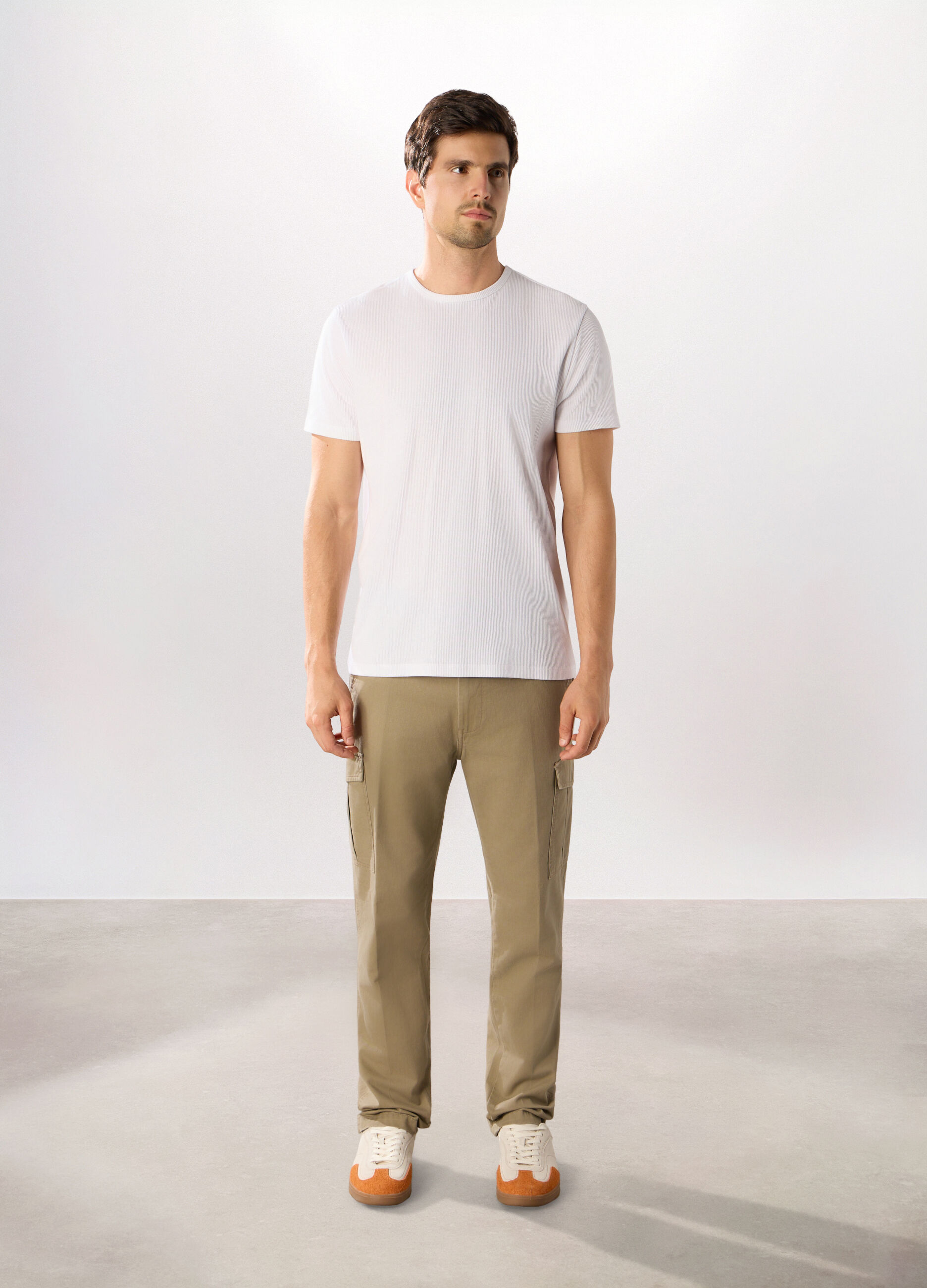 Pantaloni cargo regular fit in cotone uomo_0