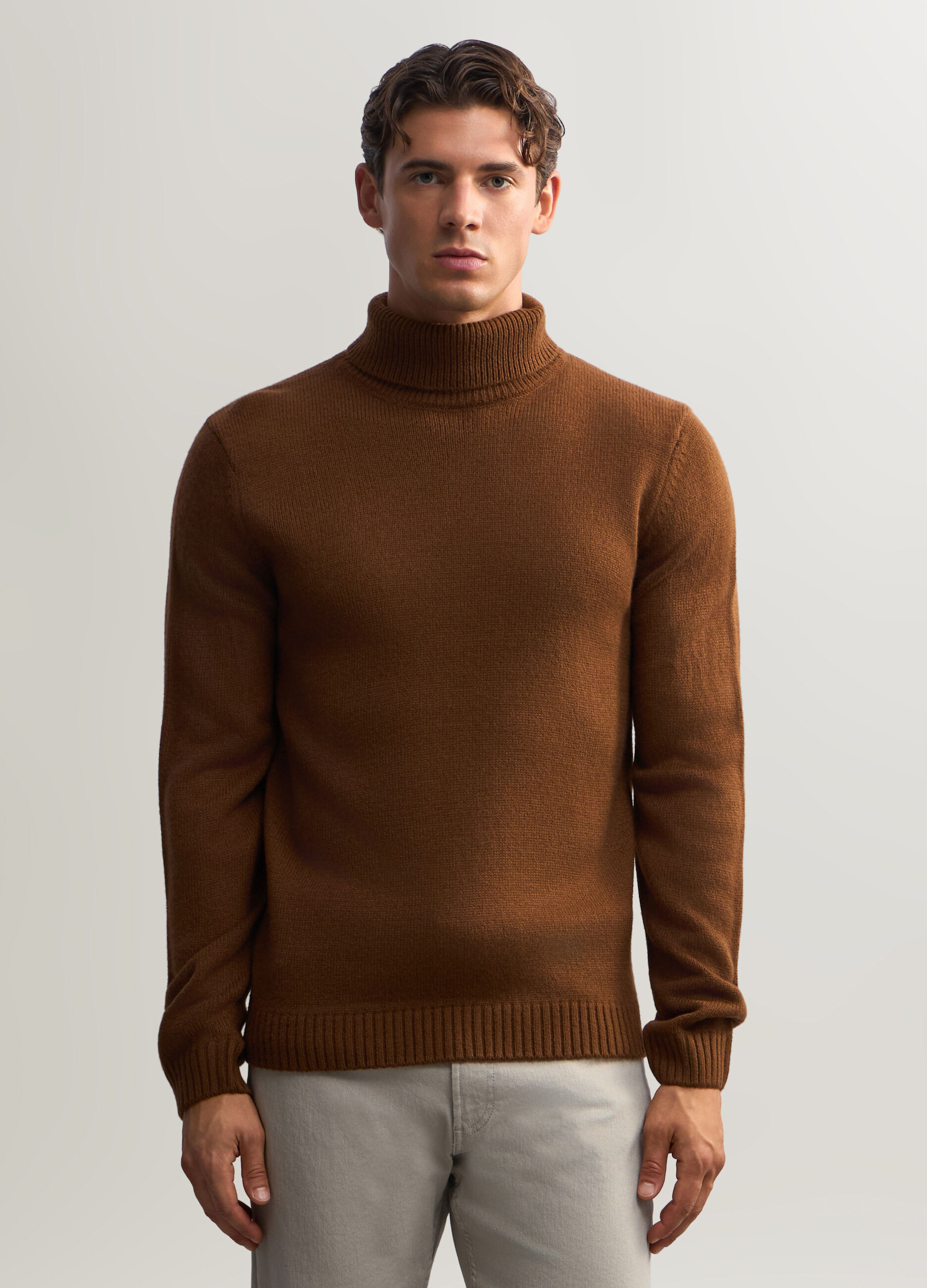 Maglione collo alto a maglia rasata uomo_0