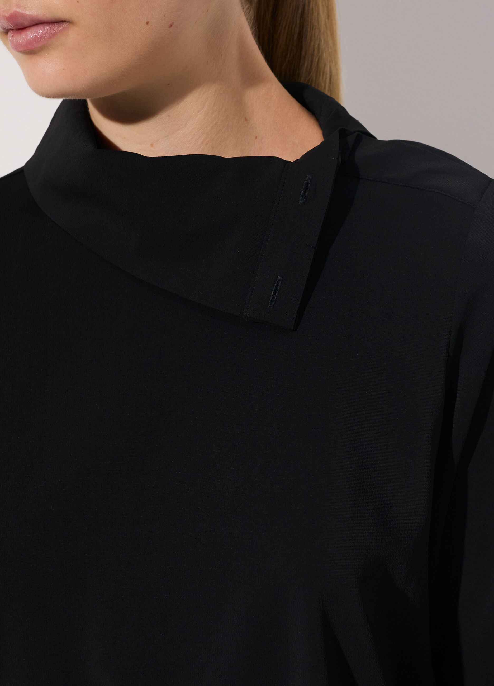 Camicia in viscosa crêpe a collo alto donna_3