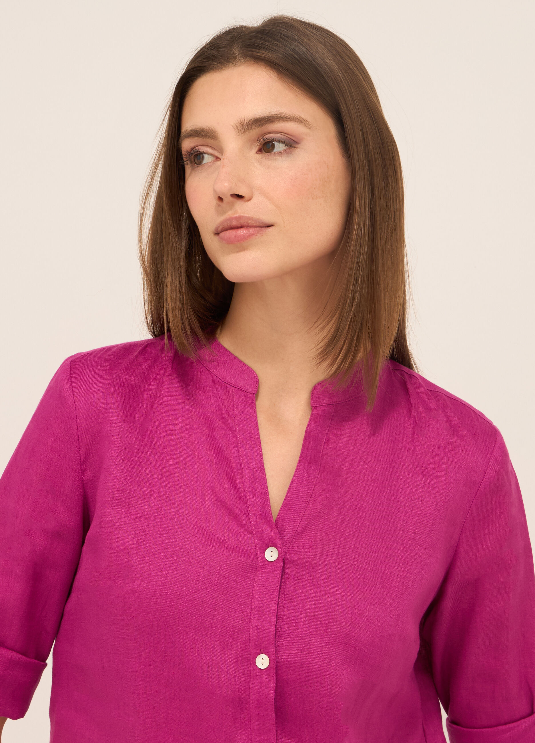 Camicia in puro lino con scollo a V donna_2