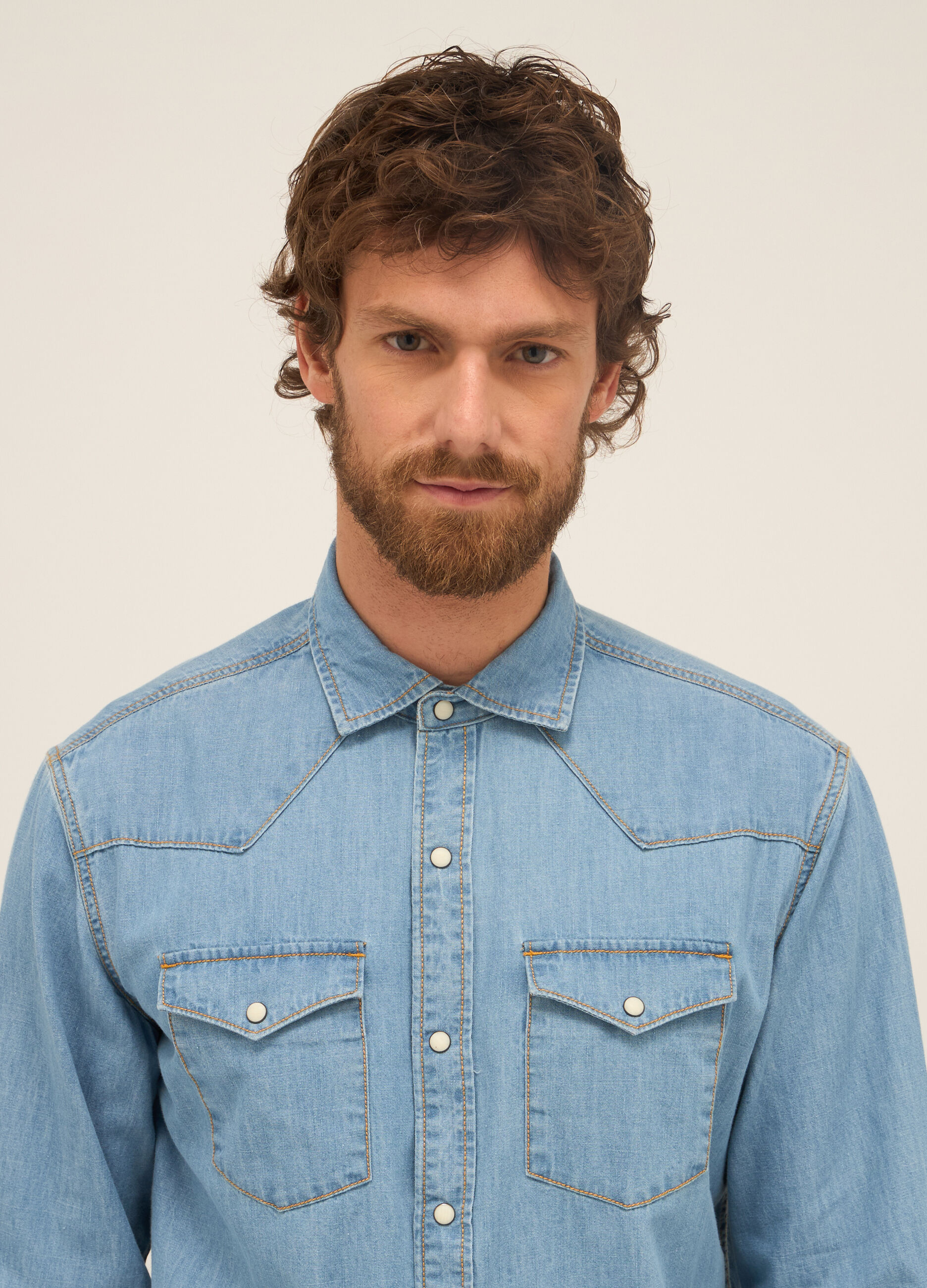 Camicia in denim di cotone con spalloni e taschini_2