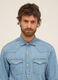 Camicia in denim di cotone con spalloni e taschini_2