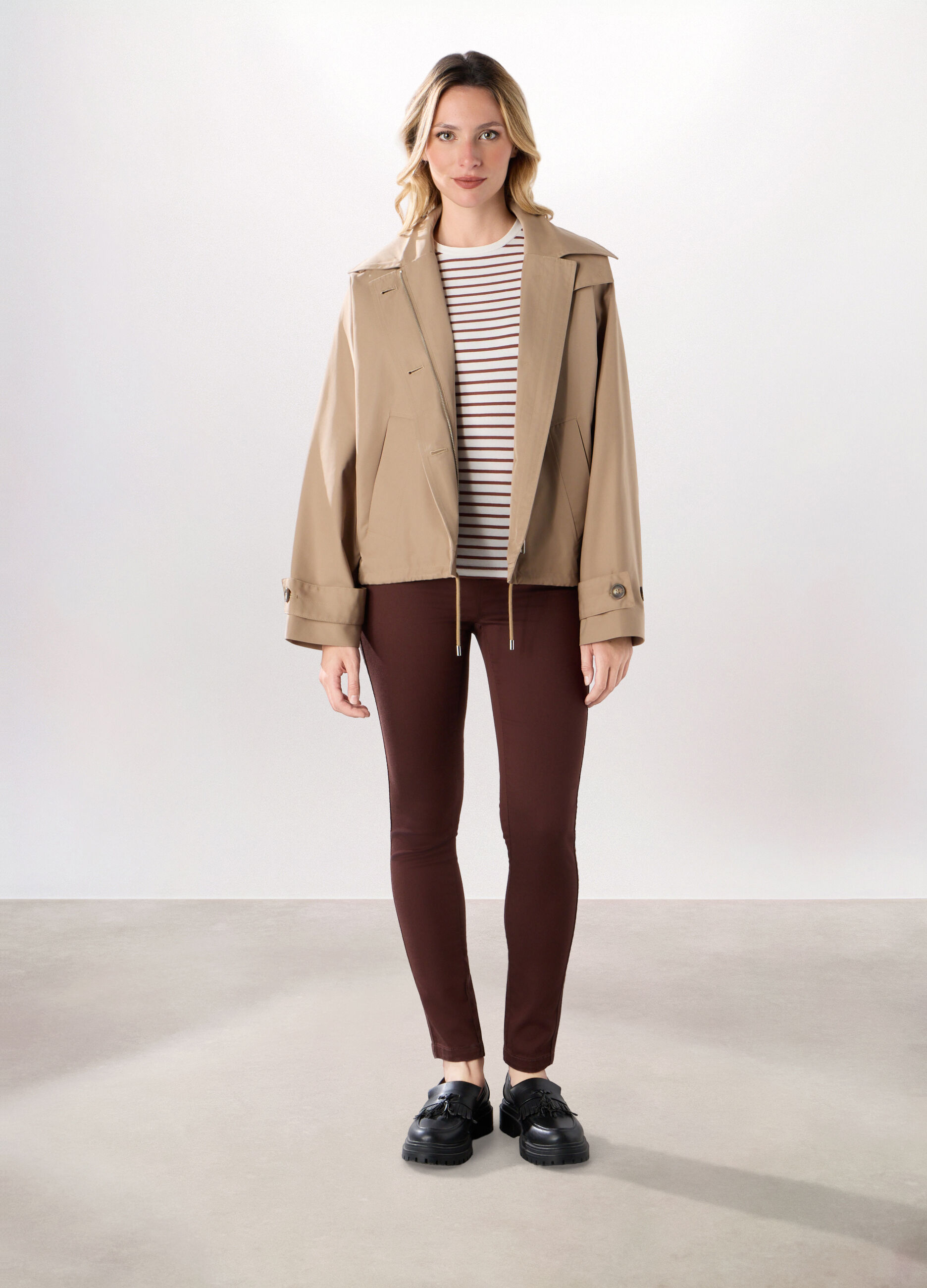 Trench corto con cappuccio donna_0