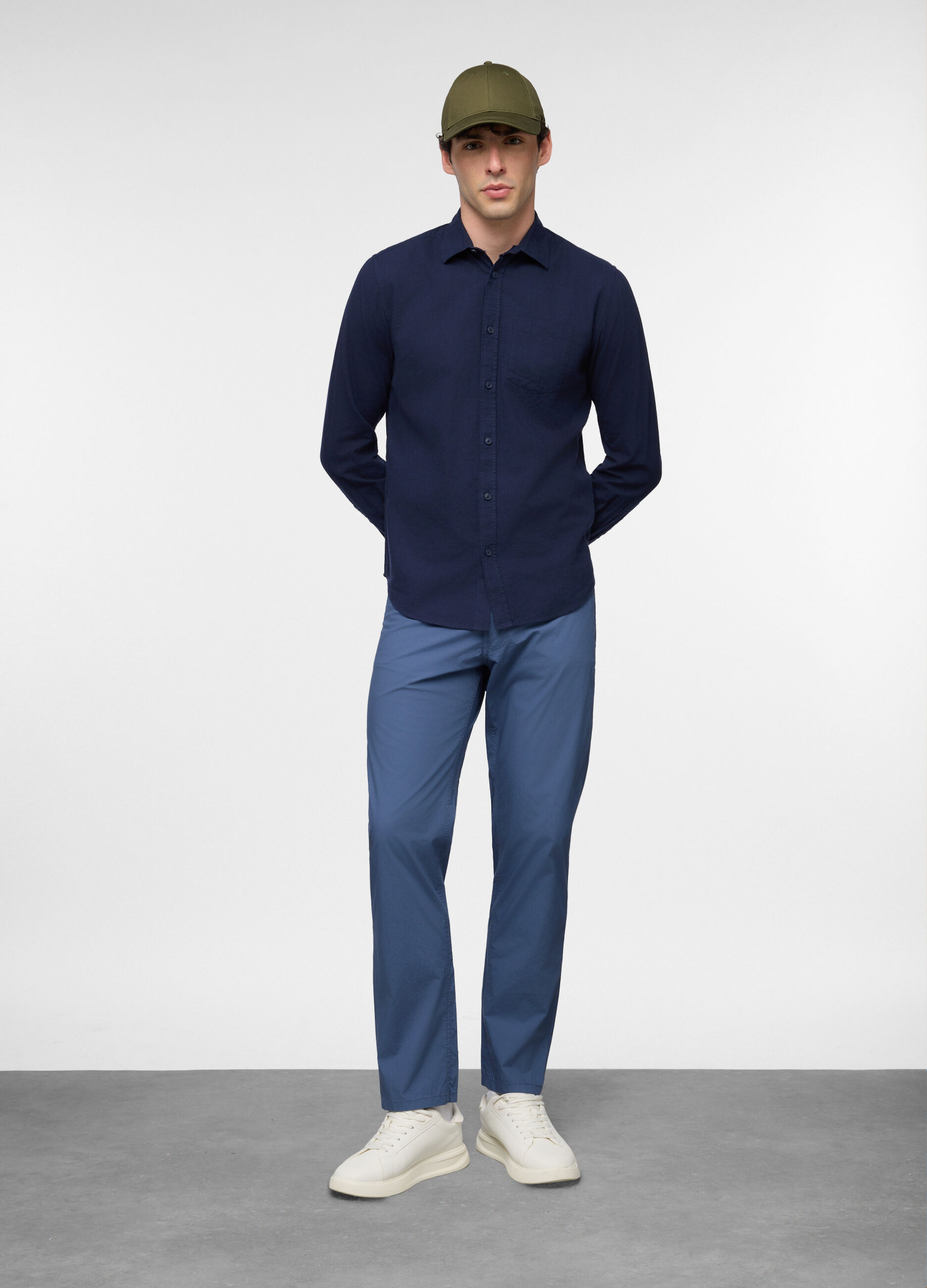 Pantalone regular fit in cotone stretch uomo_0