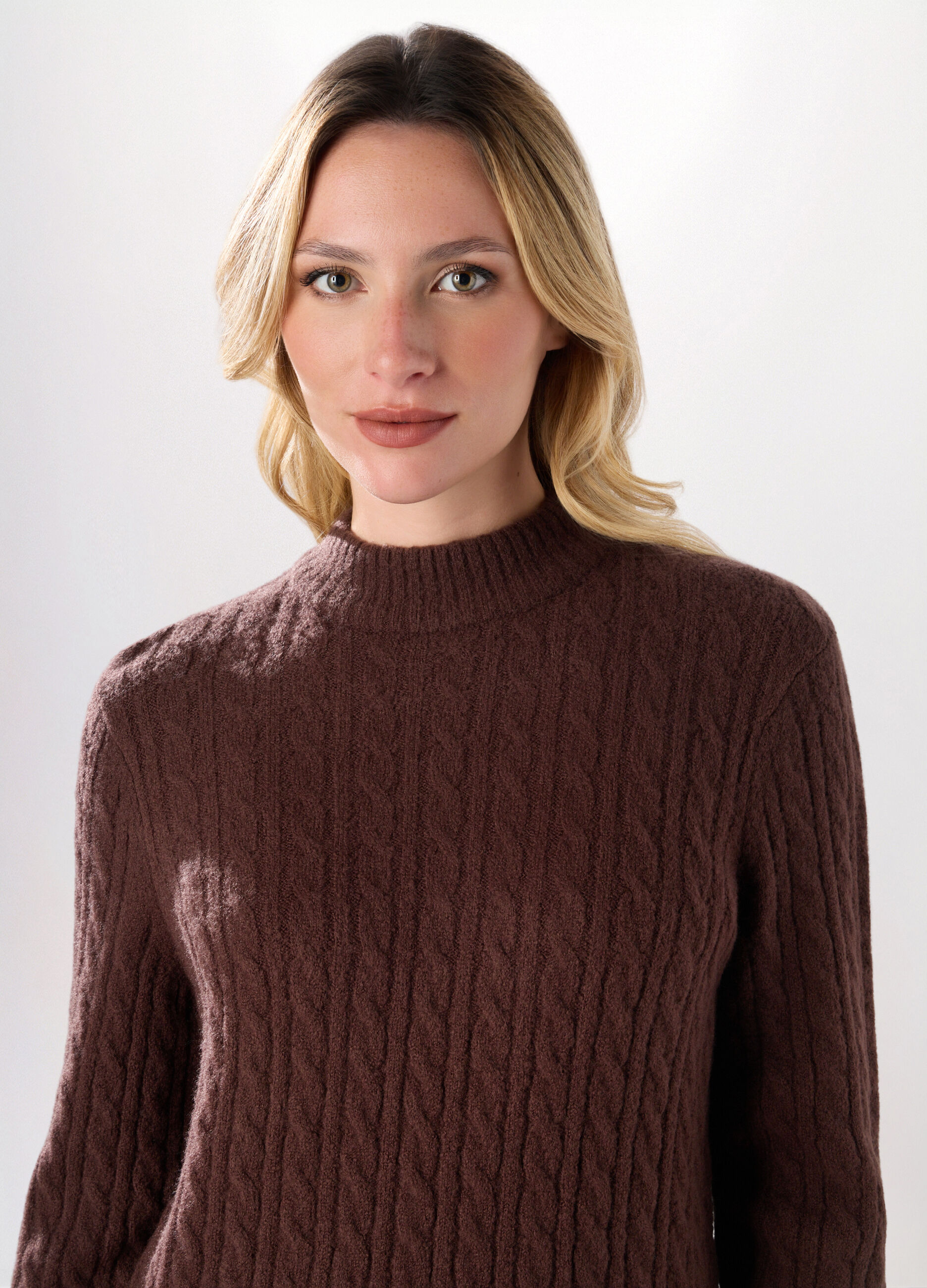 Tricot con lavorazione a treccia donna_2