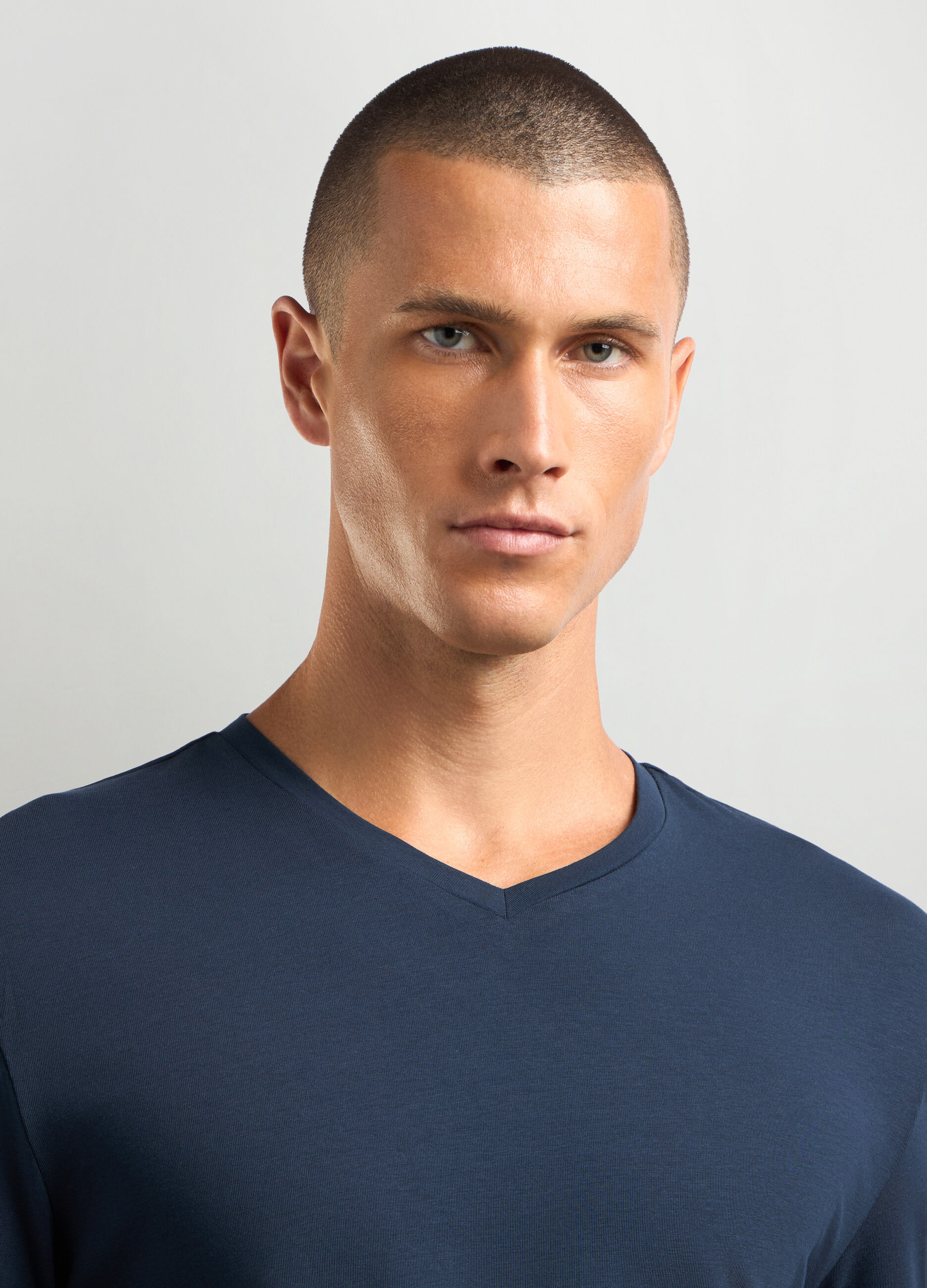 Maglia scollo a V in cotone stretch uomo_2