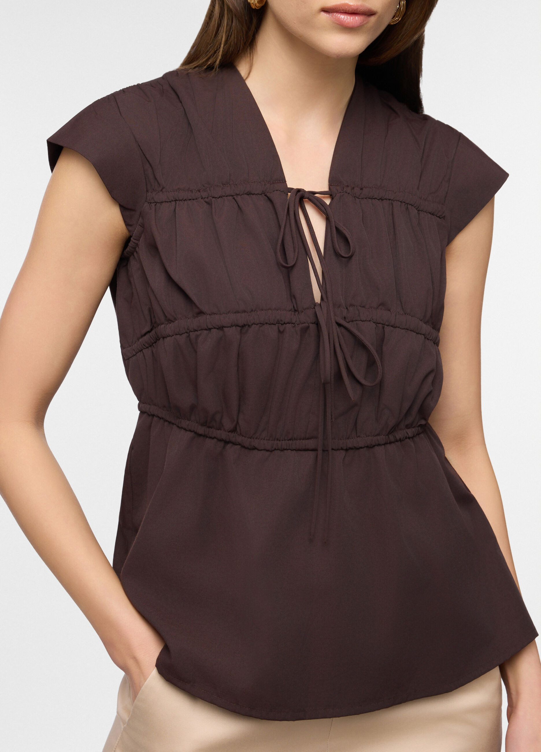 Blusa smanicata fit regular con scollo a V in misto cotone donna_2