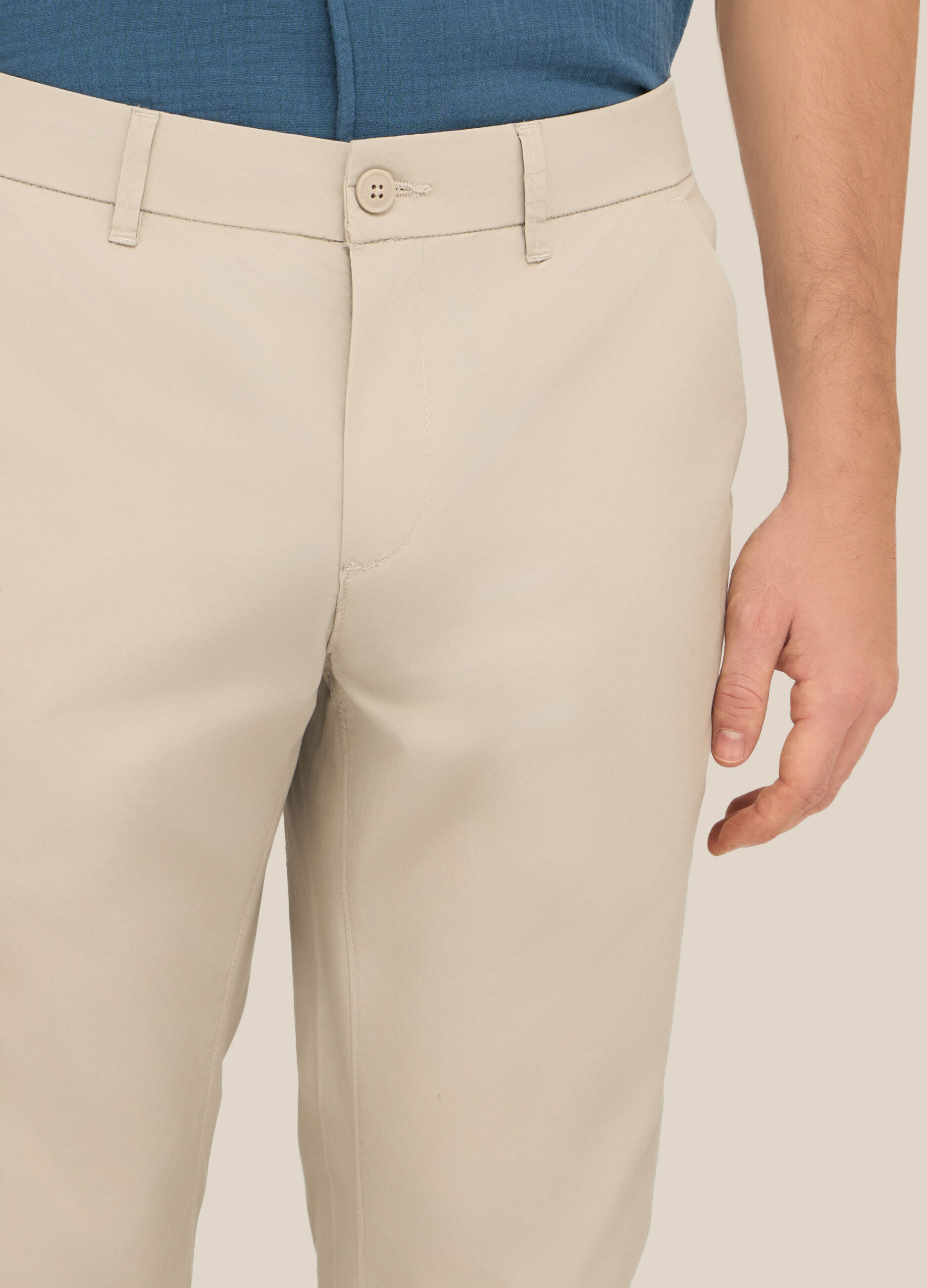 Pantaloni chino in tela di cotone stretch uomo_2